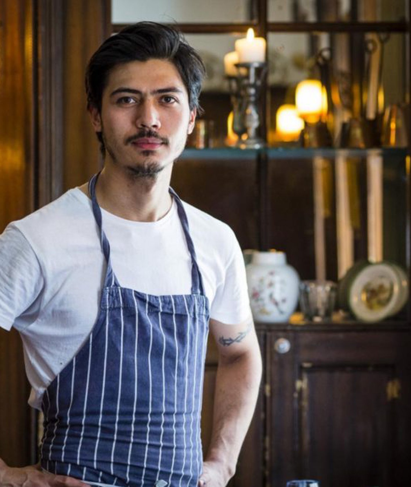 Eryk Bautista pozujący we wnętrzu restauracji (fot. Paul Winch-Furness, Matt Chatfield)