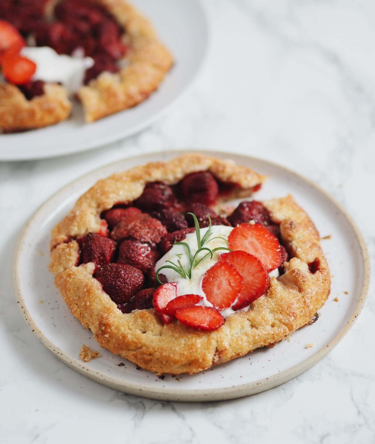 tarta migdałowa, tarta galette z truskawkami, przepis Jagłowska, ciasto z truskawkami, rozmaryn, proste ciasto, kruche ciasto
