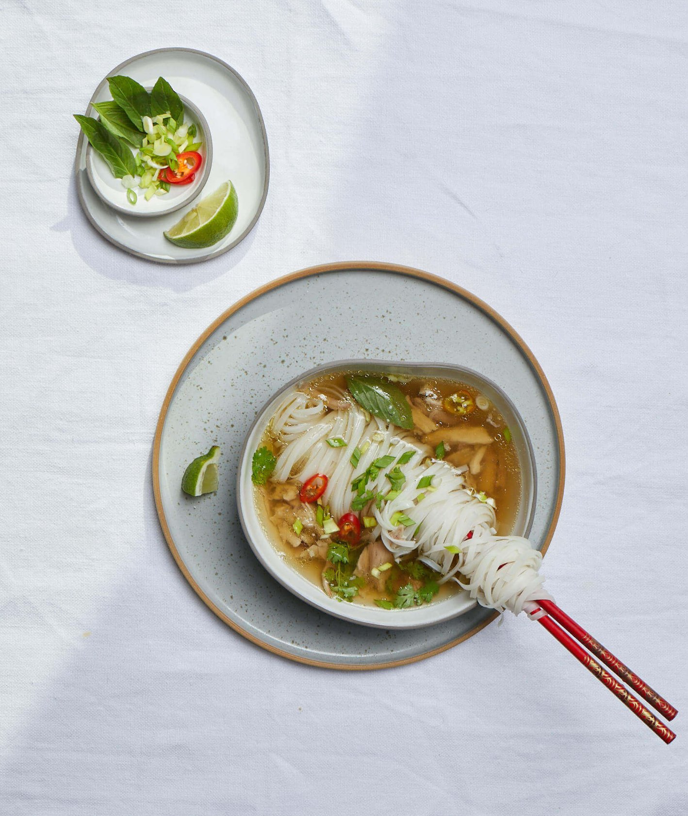 zupa pho, makaron ryżowy, domowe pho, pho z kurczakiem, rozgrzewająca zupa, kuchnia azjatycka, domowy bulion