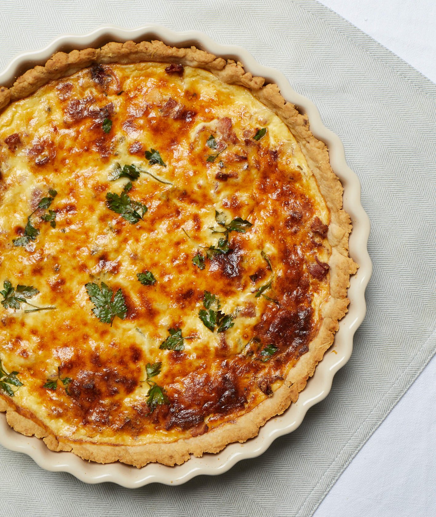 Quiche Lorraine, tarta z boczkiem, tarta z serem, parmezan, kuchnia francuska, co na przyjęcie, przekąski na imprezę, rodzinny obiad, kruche ciasto, wytrawna tarta