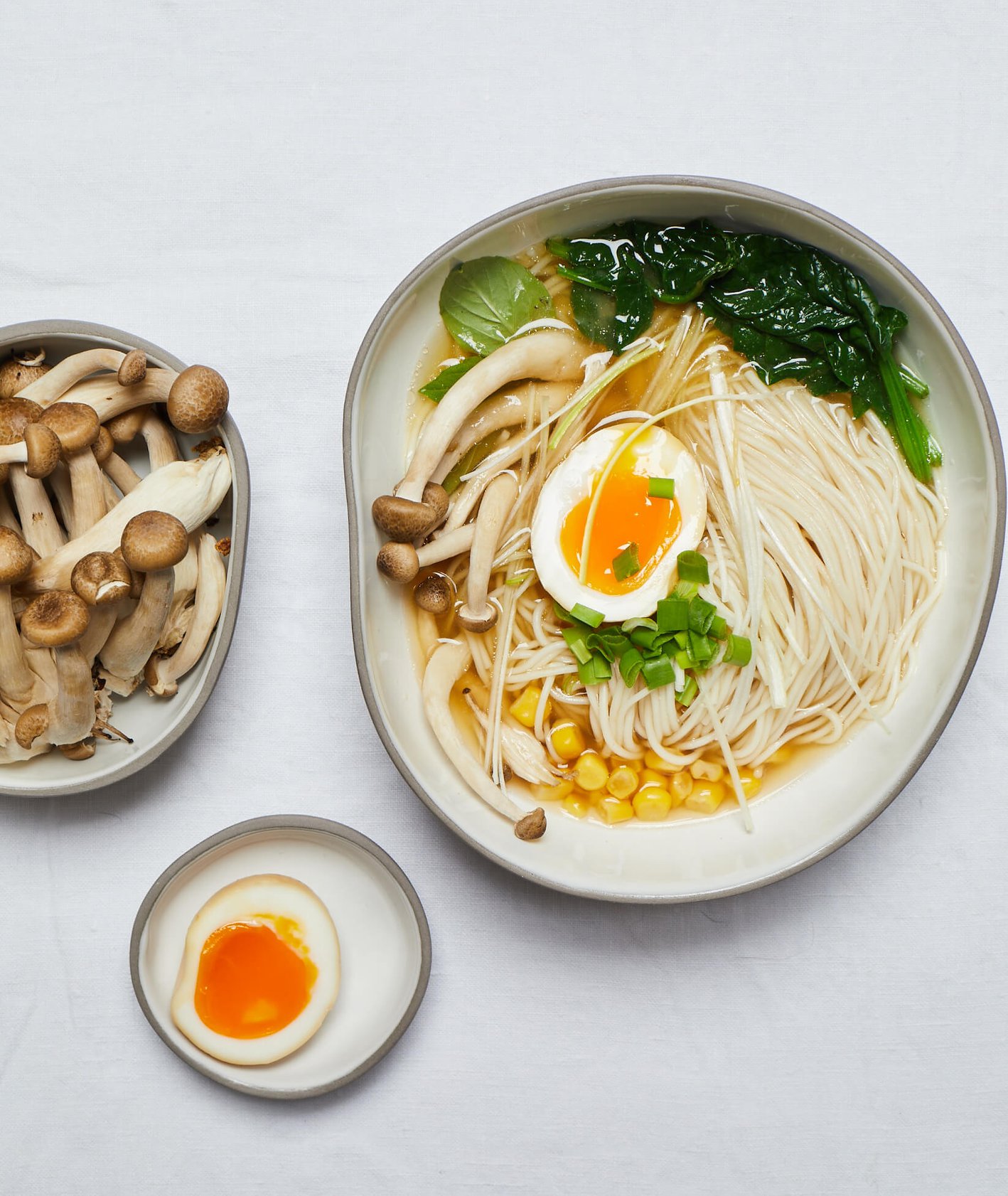 ramen bez mięsa, wegetariański ramen, wegański ramen, ramen, domowy ramen, jak zrobić ramen, makaron ramen, grzybki mung, blanszowany szpinak