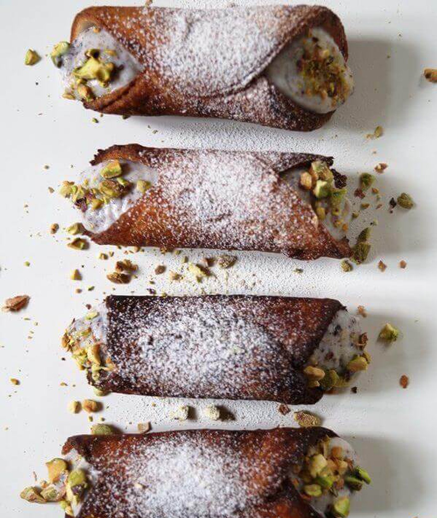 Cannoli siciliani, włoskie słodycze, włoskie desery, rurka z kremem, kuchnia włoska, łatwe słodycze