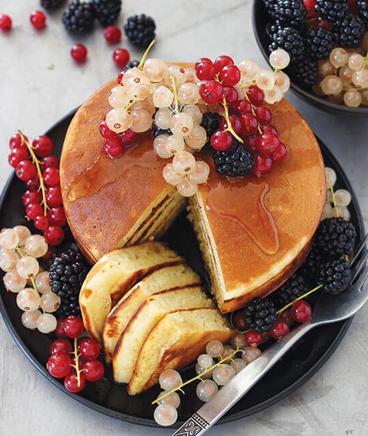 placki z owocami, amerykańskie pankejki, pancakes, placki z syropem klonowym, śniadanie na słodko, puszyste placki, placki na maślance, szybkie śniadanie, co zjeść na śniadanie, placki z truskawkami