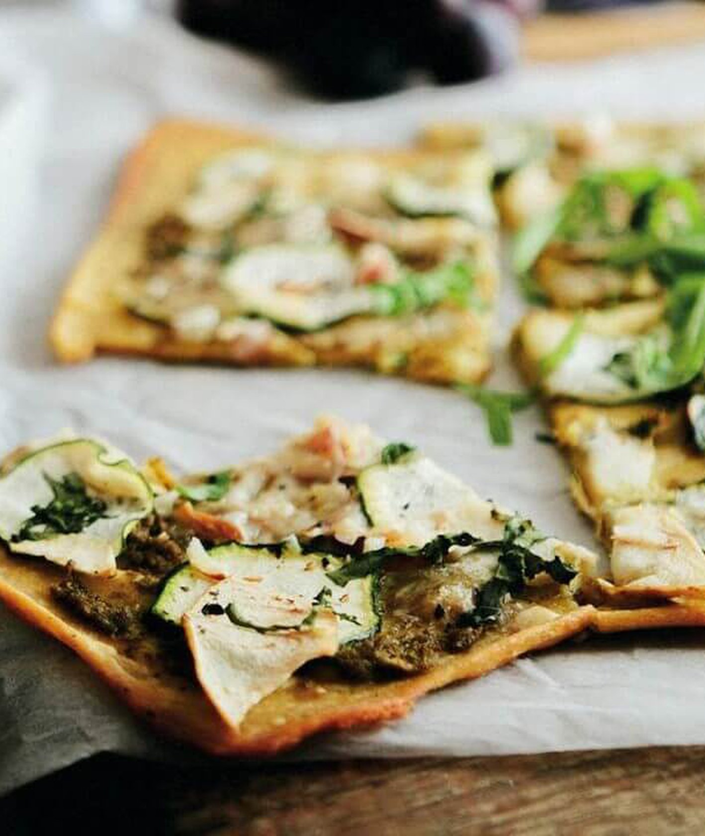 socca z pesto i serem, placek z mąki z ciecierzycy, danie bezglutenowe, pizza bezglutenowa, szybki obiad, dieta bezglutenowa, pizza z serem, ciecierzyca, placek z ciecierzycy, szybka pizza