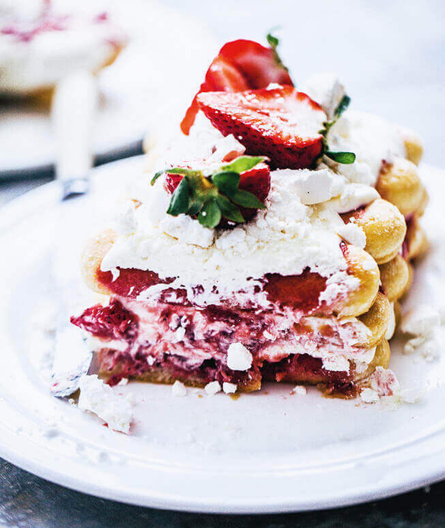 tiramisu z truskawkami, ciasto z bezą, ciasto z owocami, ciasto biszkoptowe, truskawki, beziki, ciasto bez pieczenia