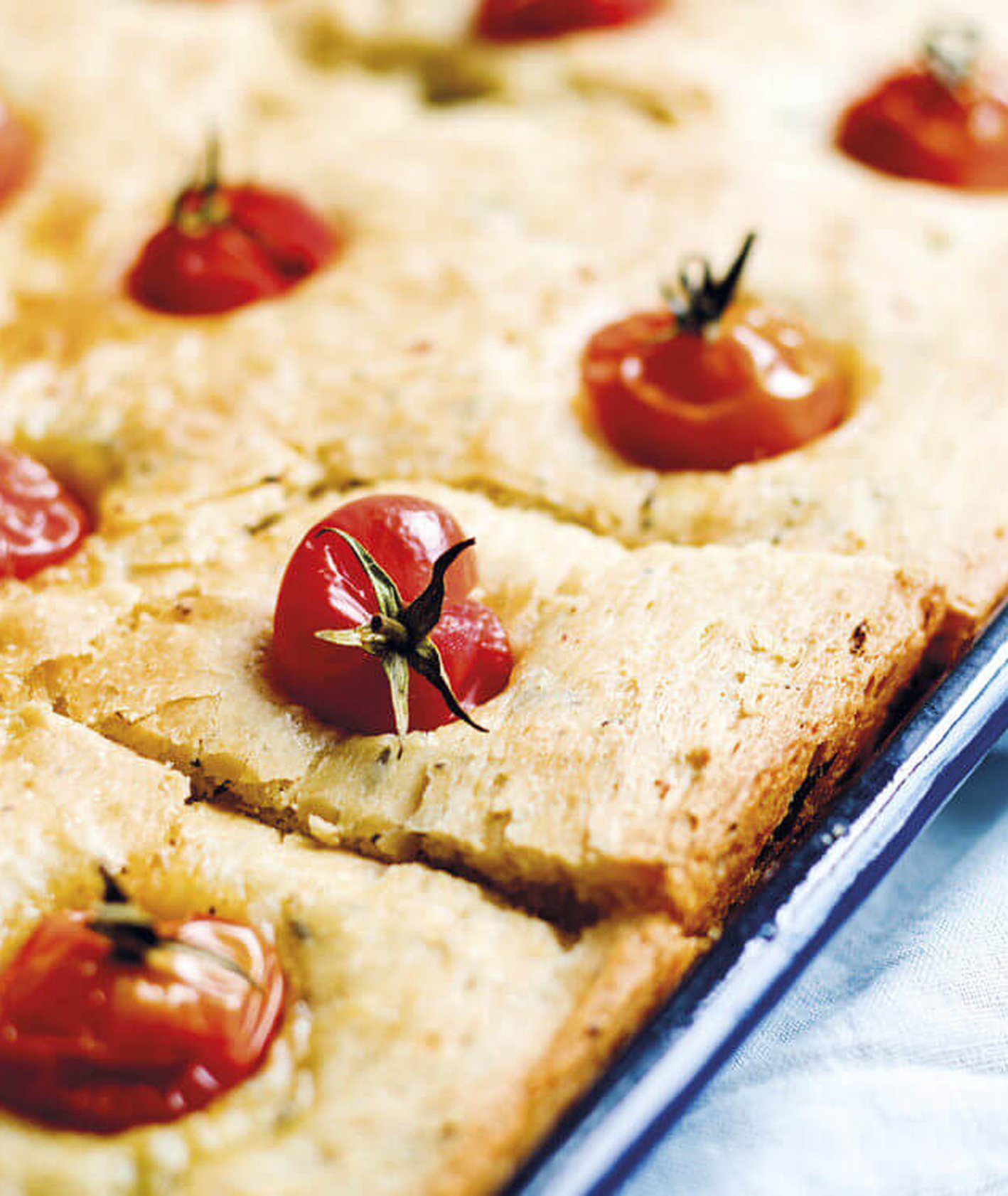 domowa focaccia, focaccia na drożdżach, kuchnia włoska, focaccia z pomidorkami, domowe wypieki, domowy chleb, włoskie wypieki,