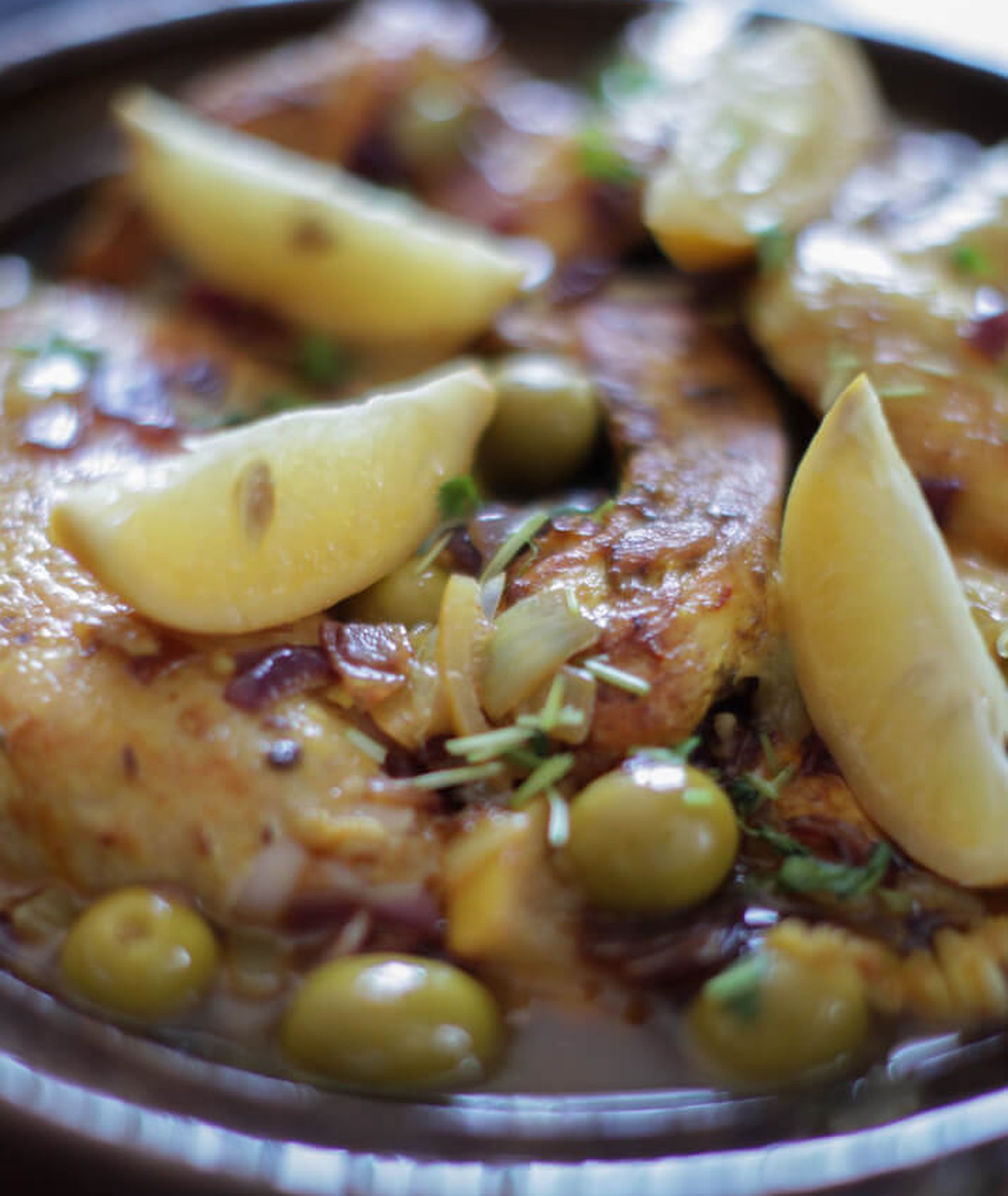 tagine z kurczakiem i oliwkami, kuchnia marokańska, kiszone cytryny, dania z kuskusem, obiad z kaszą, obiad dla całej rodziny, dania na imprezę, kuchnie świata
