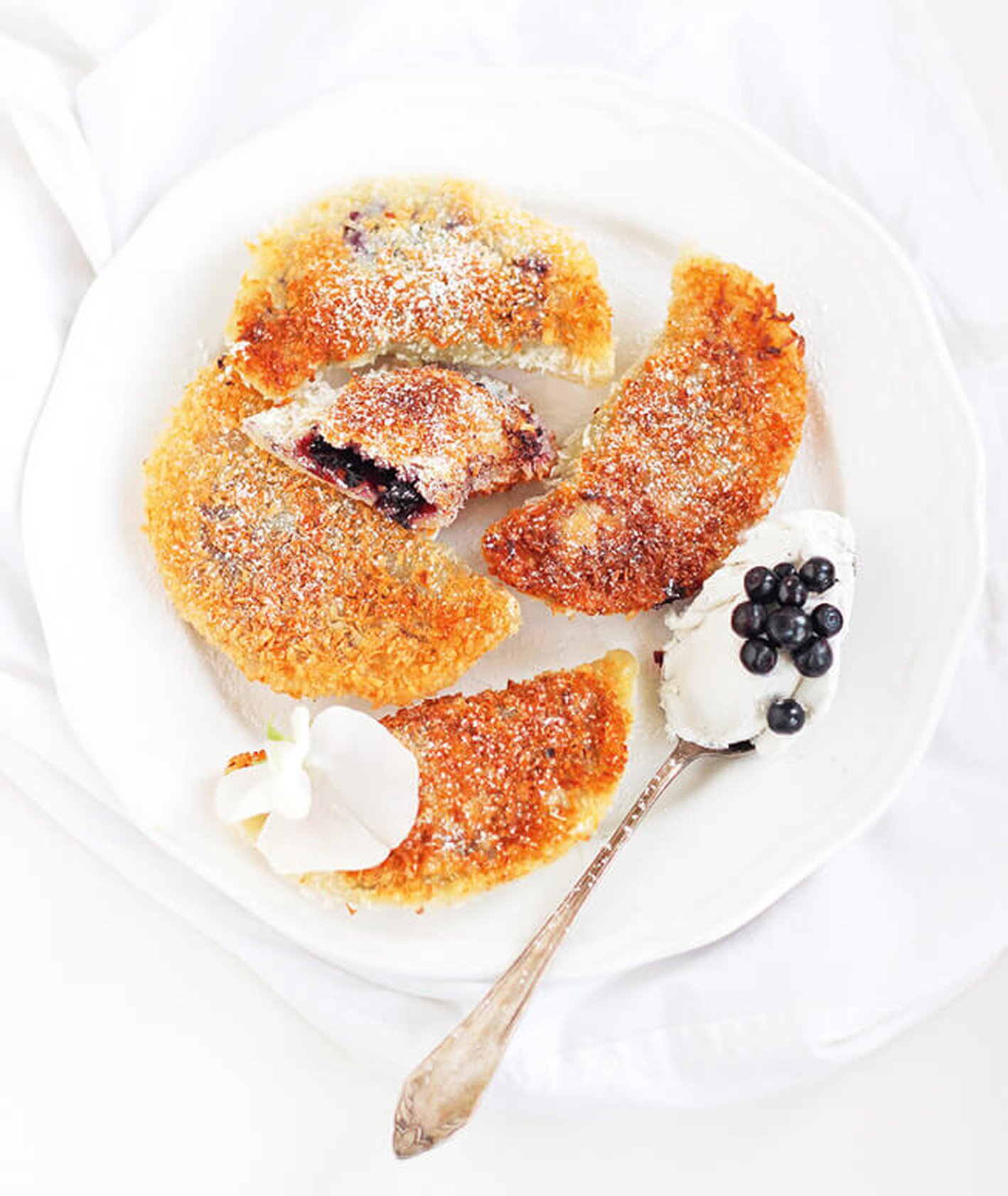pierogi z jagodami, pierogi w panierce, przepis Tosia Kolo, burczymiwbrzuchu, blog burczymiwbrzuchu, pierogi z owocami, smażone pierogi, dla dzieci, pierogi ze śmietaną, pierogi na słodko, ciasto na pierogi