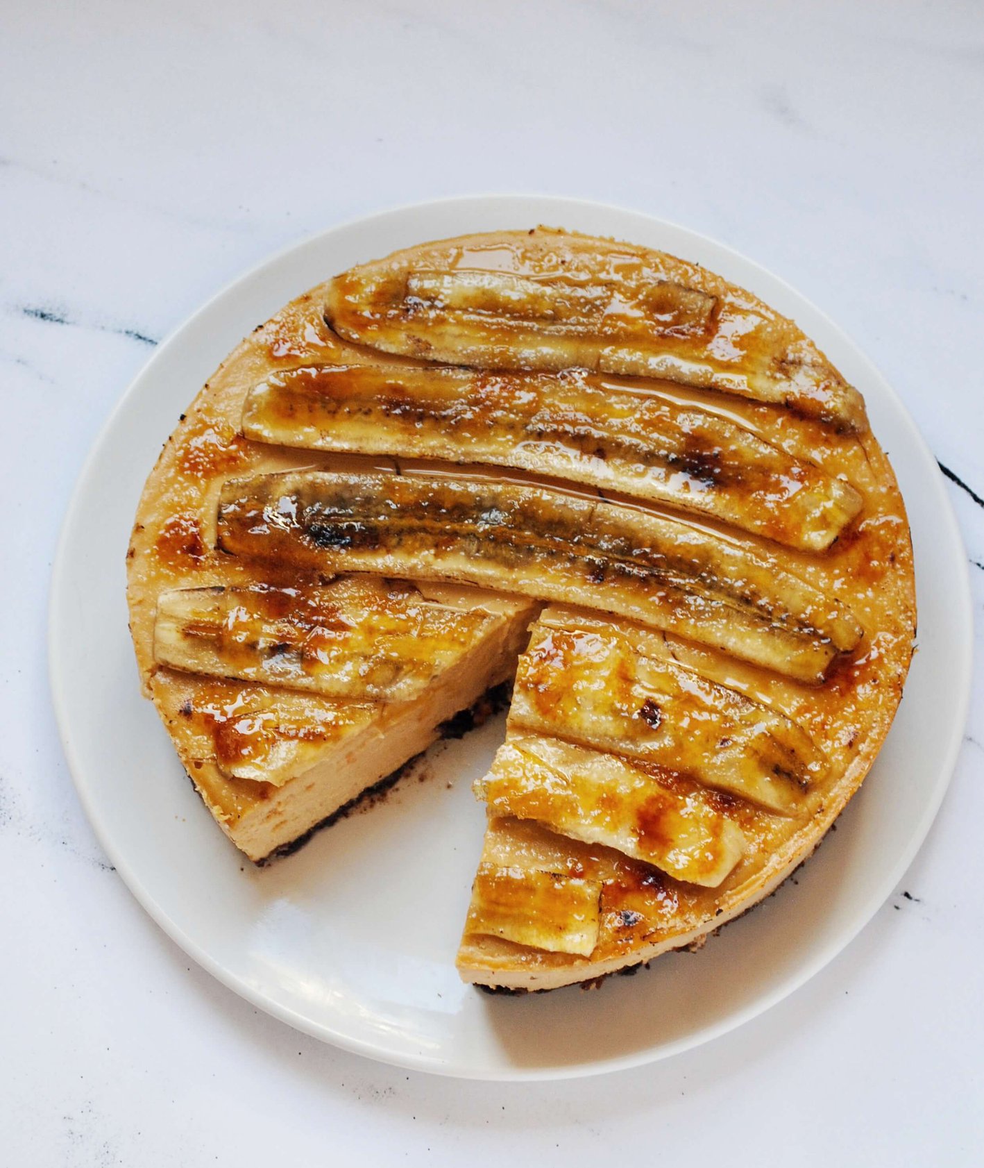 sernik kajmakowy z bananem, sernik z bananem, karmelizowany banan, sernik kajmakowy, sernik na czekoladowym spodzie, ciasto bananowe, proste ciasto, deser na niedzielę, domowy kajmak
