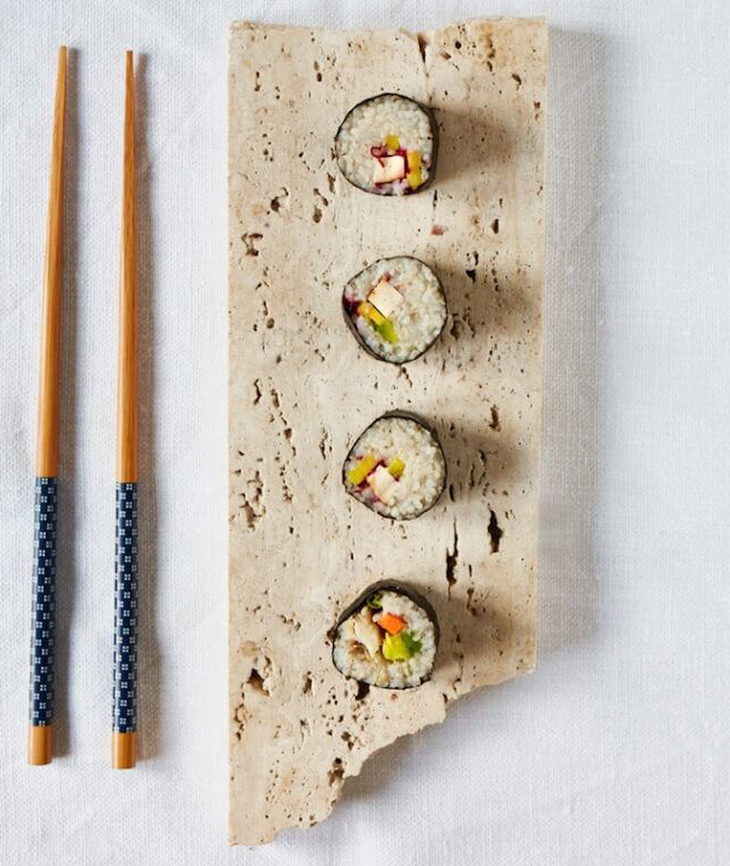 sushi z kaszy, sushi, polskie sushi, wegańskie sushi, sushi z warzywami, sushi z łososiem, szybki obiad, kasza jęczmienna, obiad na wynos, polskie wasabi