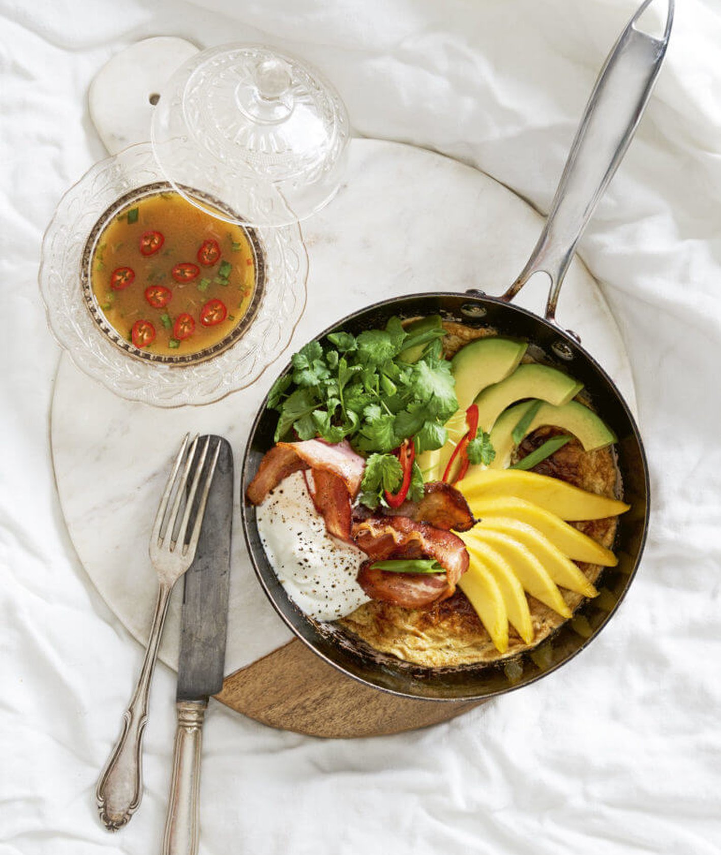 omlet z awokado i bekonem, omlet kukbuk, idealny omlet, wytrawne śniadanie, omlet na śniadanie, jajecznica z bekonem, kuchnia meksykańska, kolendra, proste śniadanie, szybkie śniadanie