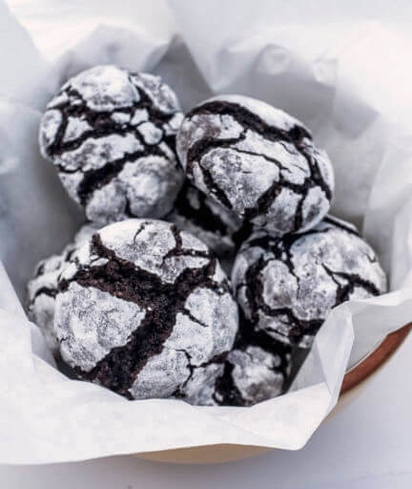 chocolate crinkle, popękane ciasteczka, ciasteczka czekoladowe, ciasteczka z czekoladą, proste ciasteczka, ciasteczka brownie, prosty deser, deser z czekoladą, czekolada, amerykańskie ciasteczka