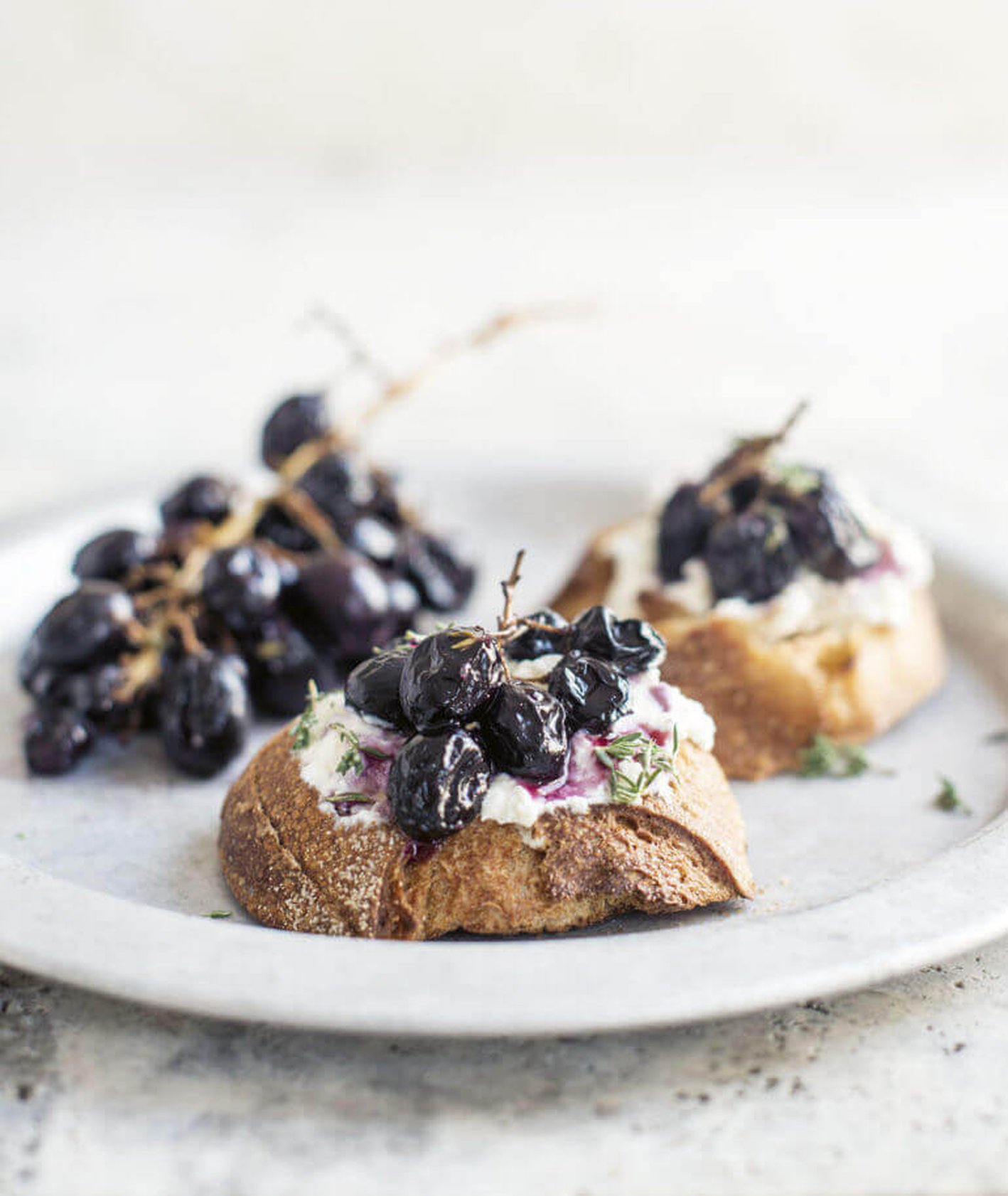 crostini z ricottą i pieczonymi winogronami, crostini z ricottą, śniadanie na słodko, słodkie kanapki, kanapki z ricottą, pieczone winogrona, kanapka z twarożkiem, szybkie śniadanie, proste śniadanie, śniadanie po włosku