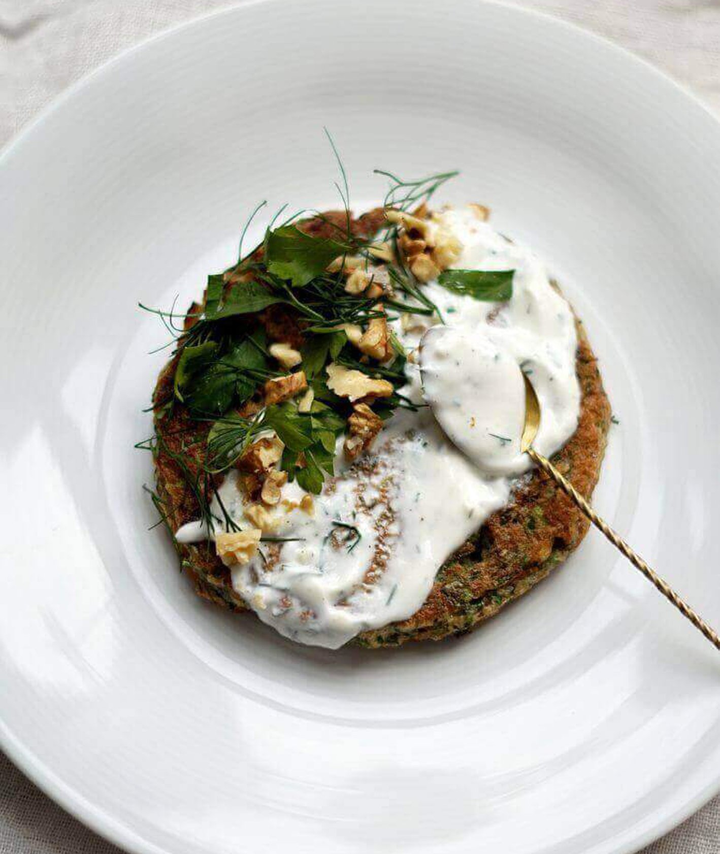 Irańskie placki ziołowe, irańskie placki Ottolenghi, przepis Ottolenghi, proste placki, wytrawne śniadanie, ziołowe placki, placki z orzechami, ziołowy jogurt, zdrowa kolacja