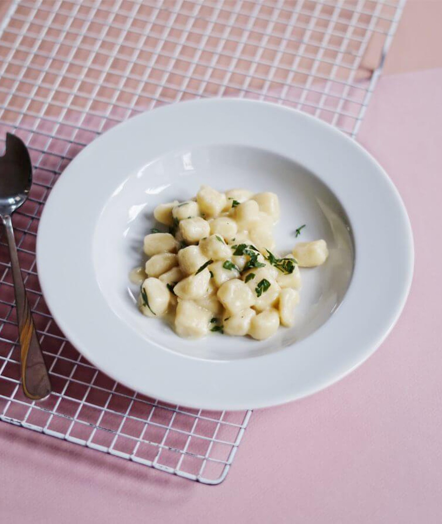 Ziemniaczane gnocchi z sosem serowym, włoskie gnocchi, kopytka z serem, kluski ziemniacane, sos serowy, z czym podać kopytka, kluski z masłem, domowe gnocchi