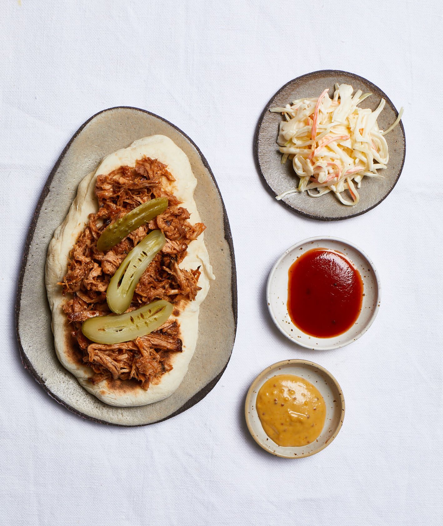 kanapka z szarpaną wołowiną, szarpana włowina, pulled pork, sałatka colesław, domowy colesław, sos barbecue, domowy flatbread, chlebek z patelni, przekąski na przyjęcie,