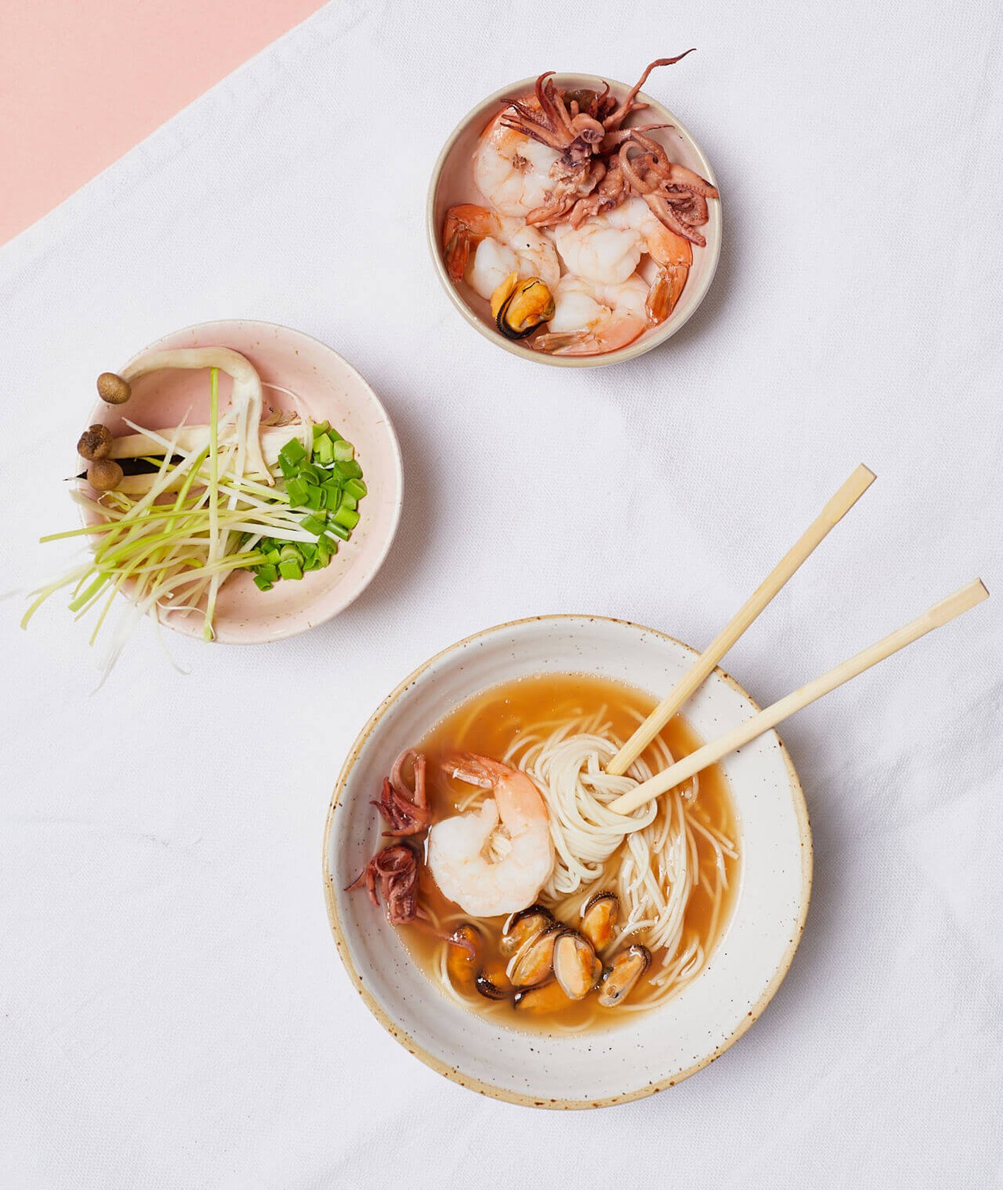 ramen rybny, domowy ramen, ramen z owocami morza, owoce morza, makaron ramen, rozgrzewająca zupa, zimowa zupa,