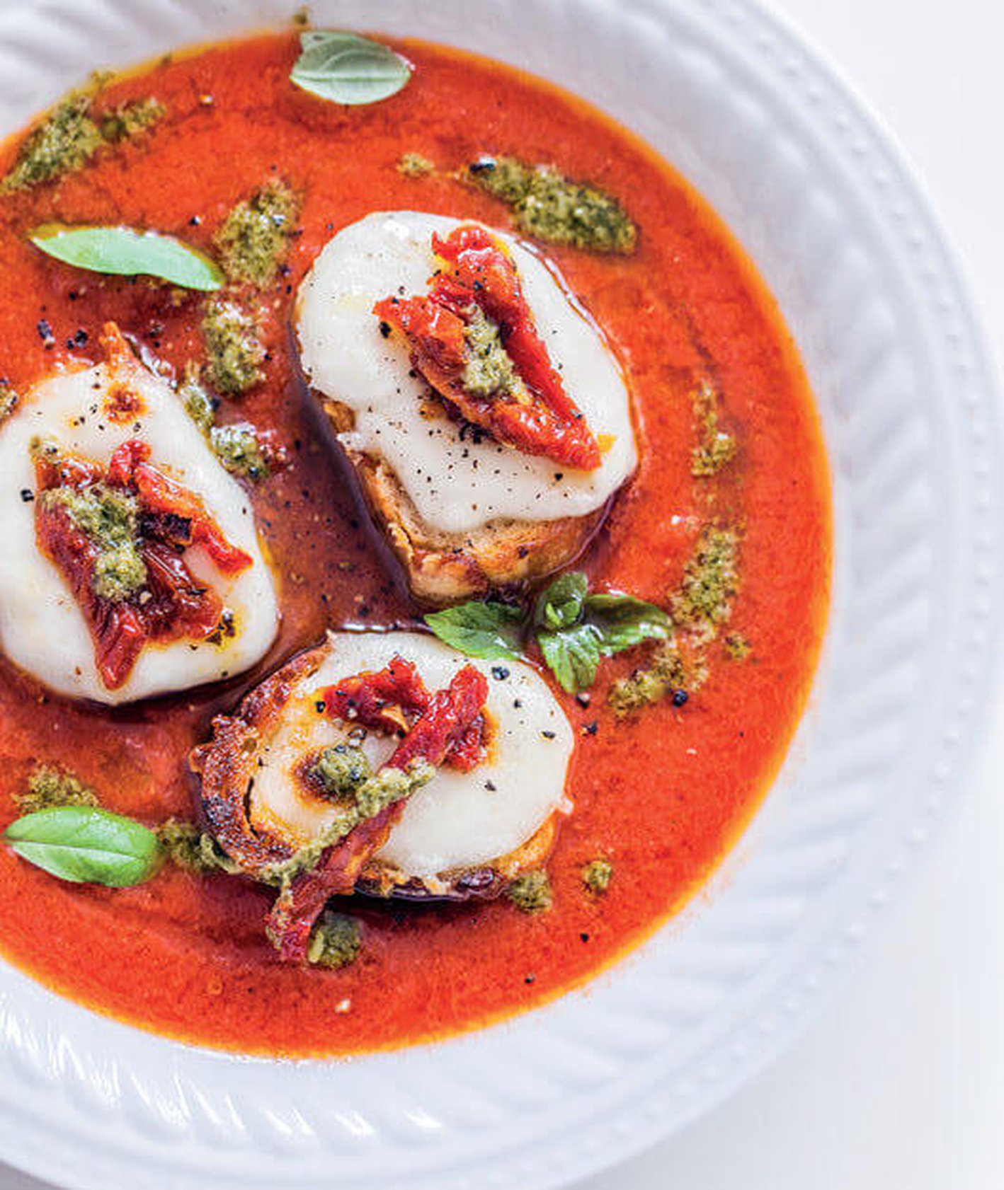przepis na krem z pomidorów z pesto i grzankami z mozzarella