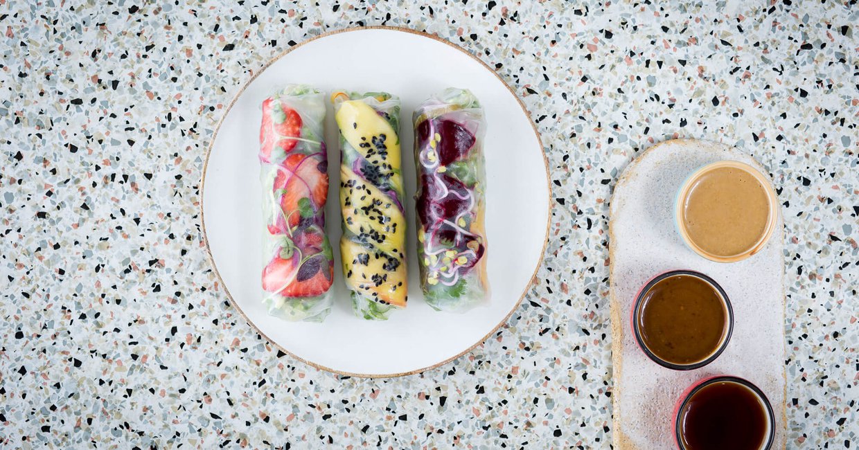 Talerz ze spring rolls i sosami