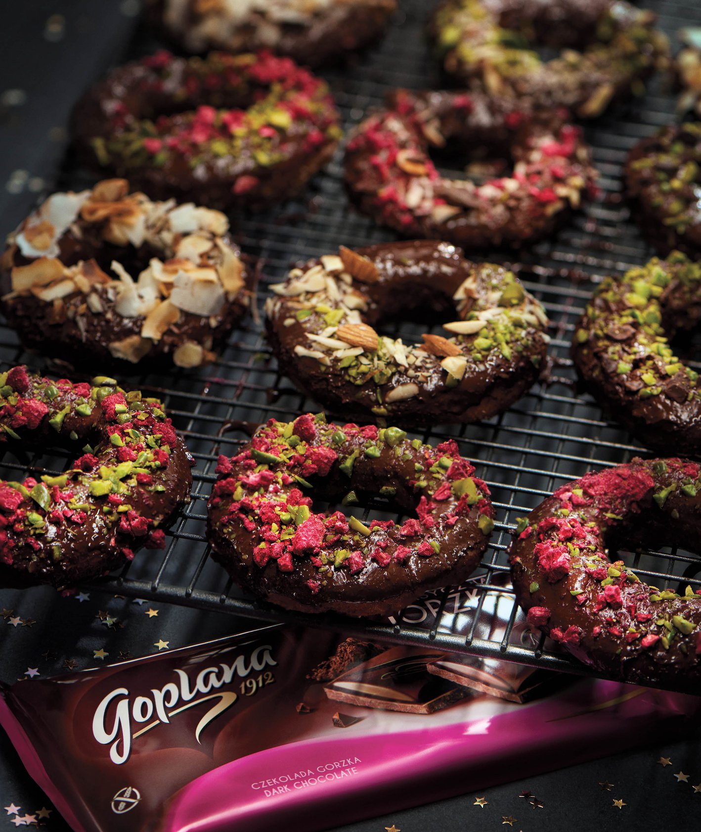 Pączki w czekoladzie z różnorodnymi posypkami