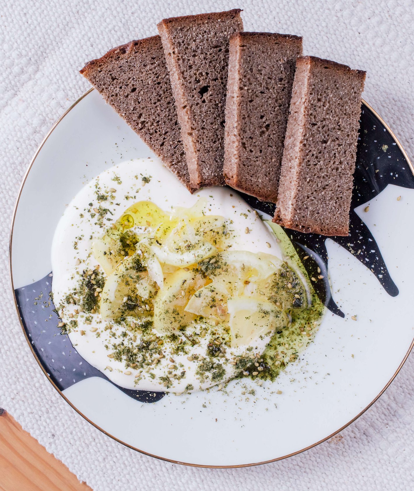 Talerz z daniem Agaty Dembek-Dziwosz, szefowej kuchni Mezzaliansu – Labneh z kiszonymi cytrynami (fot.Michał Lichtański)