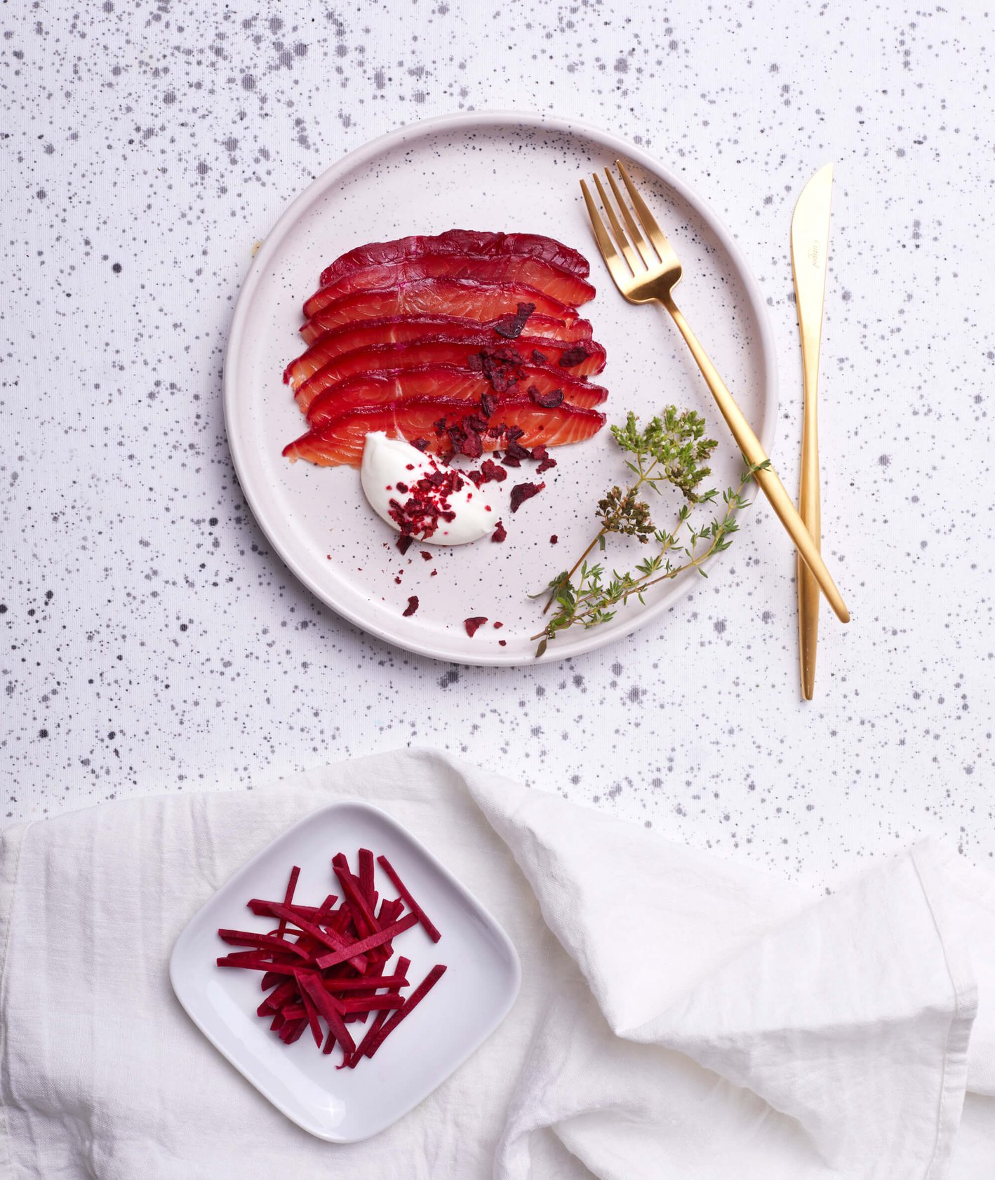 Buraczkowy gravlax z czerwonym pieprzem i kolendrą