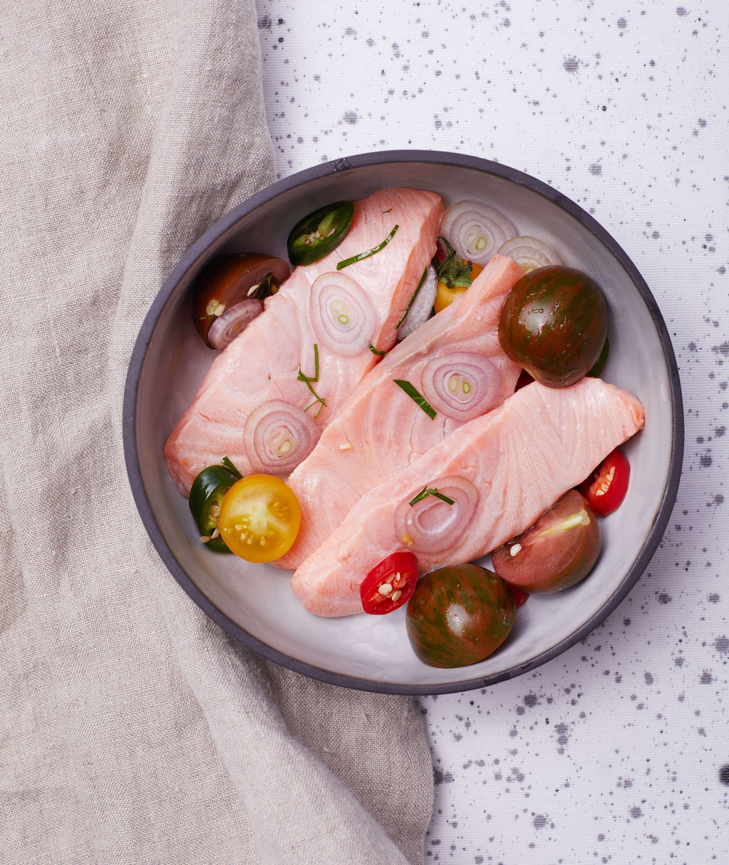 Ceviche z łososia z pomidorkami, szalotką i chili