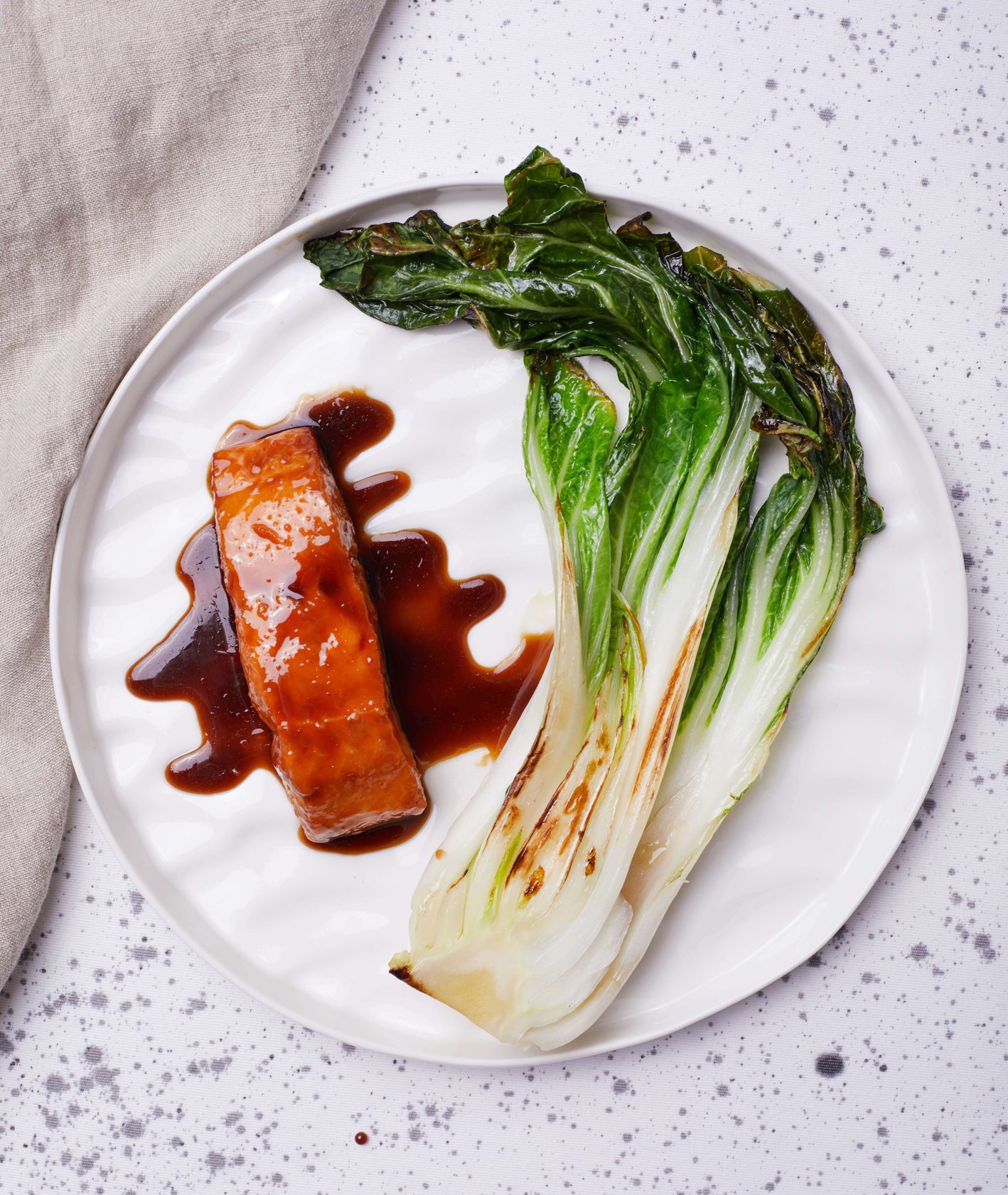Łosoś glazurowany w miso i miodzie z bok choy