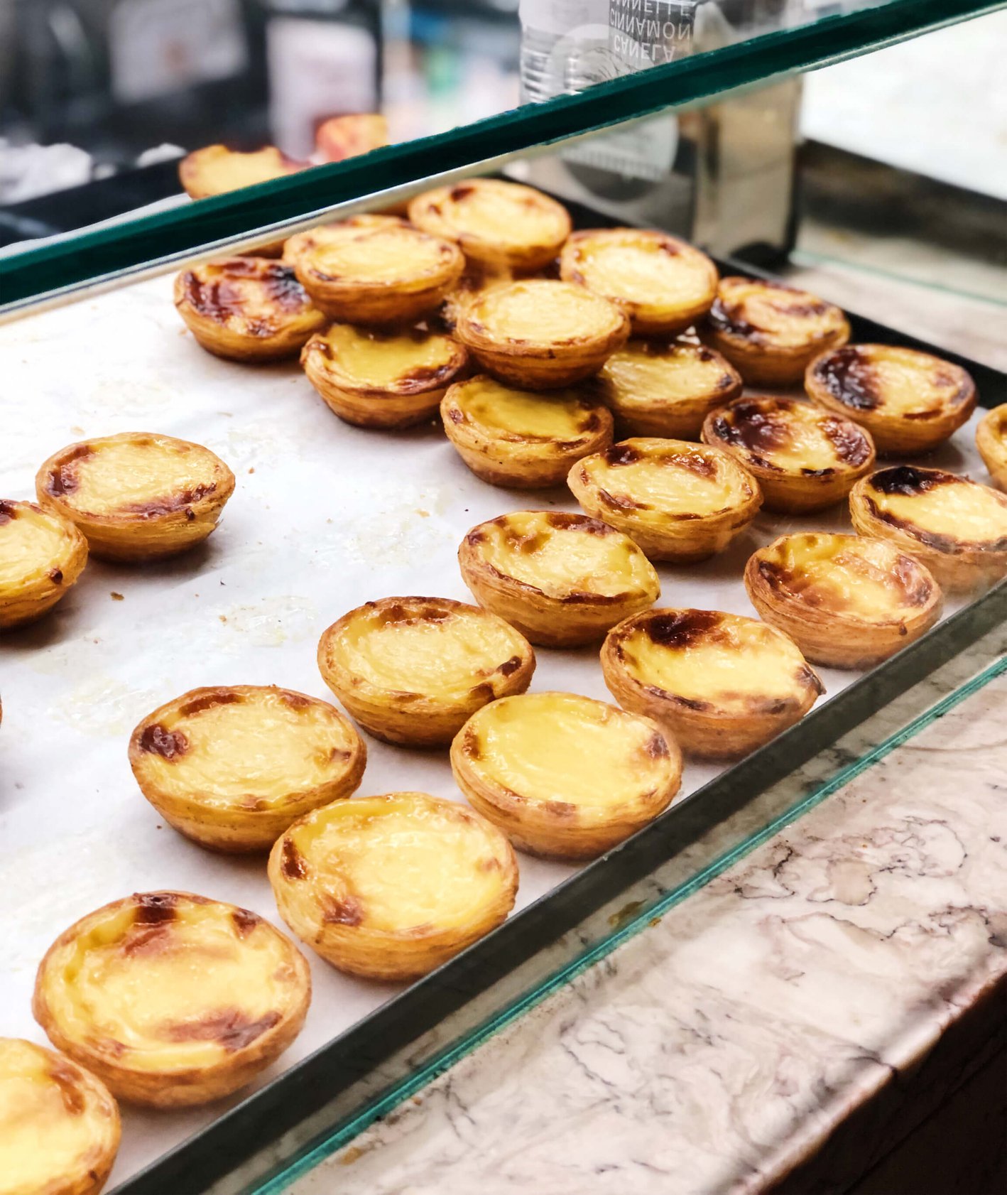 portugalskie przysmaki, których warto spróbować; portugalskie desery; pasteis de nata