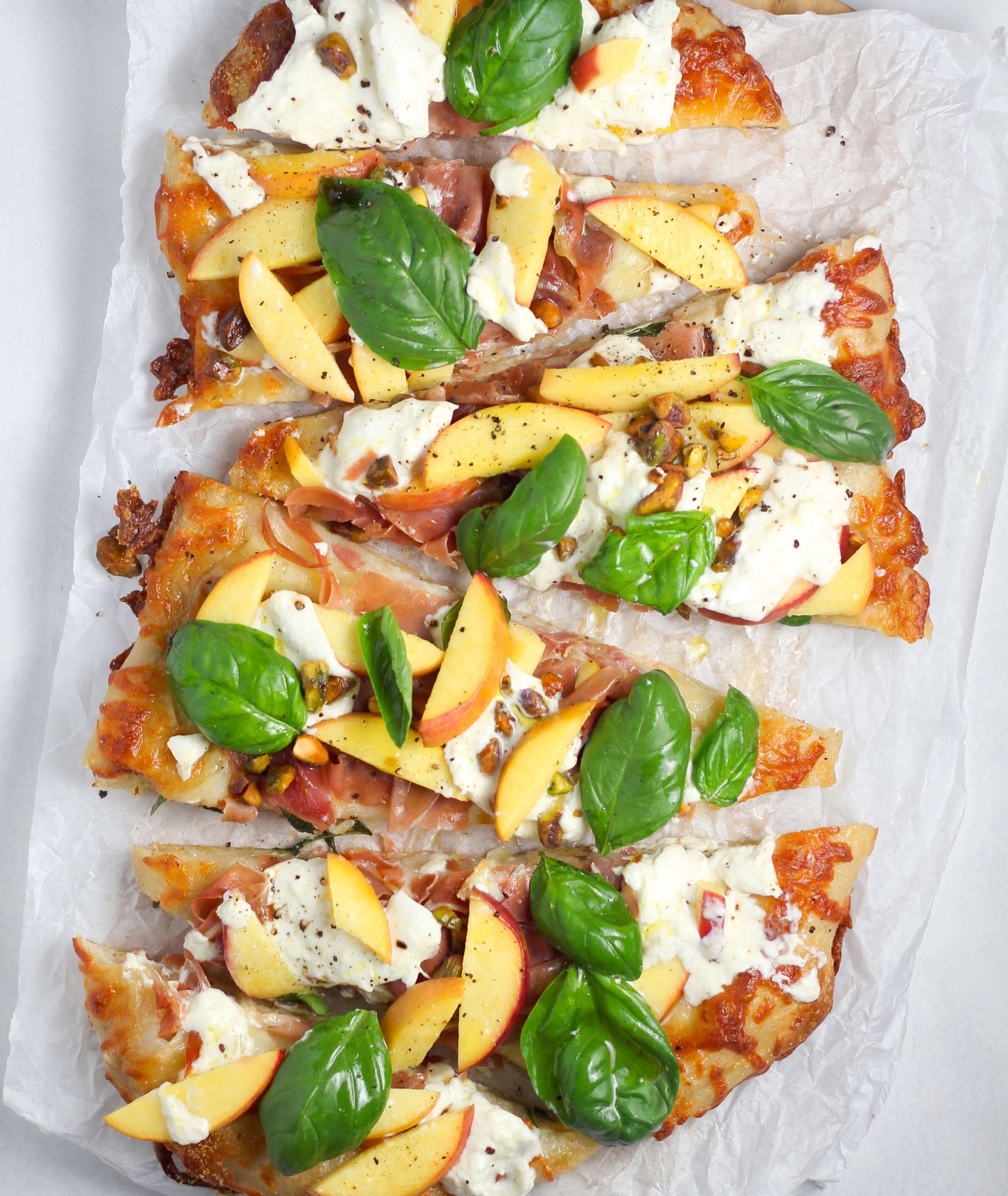 Pieczona pizza z owocami i bazylią (fot. Sheri Silver)