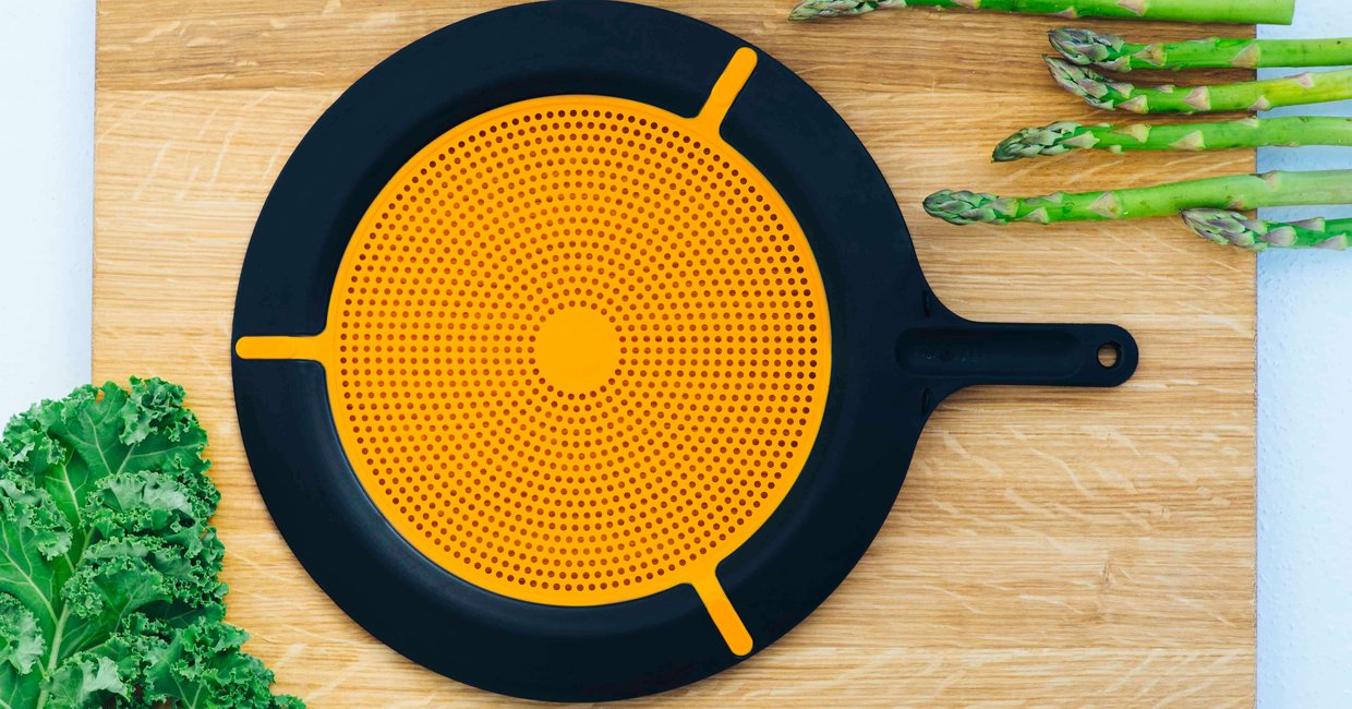 Akcesoria kuchenne marki Fiskars – pokrywka ochronna do smażenia (fot. materiały prasowe)