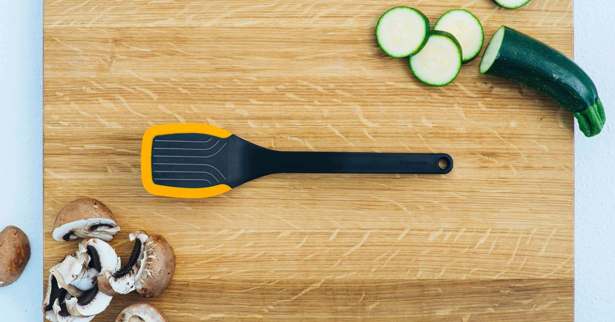 Akcesoria do gotowania marki Fiskars – łopatka do smażenia (fot. materiały promocyjne)