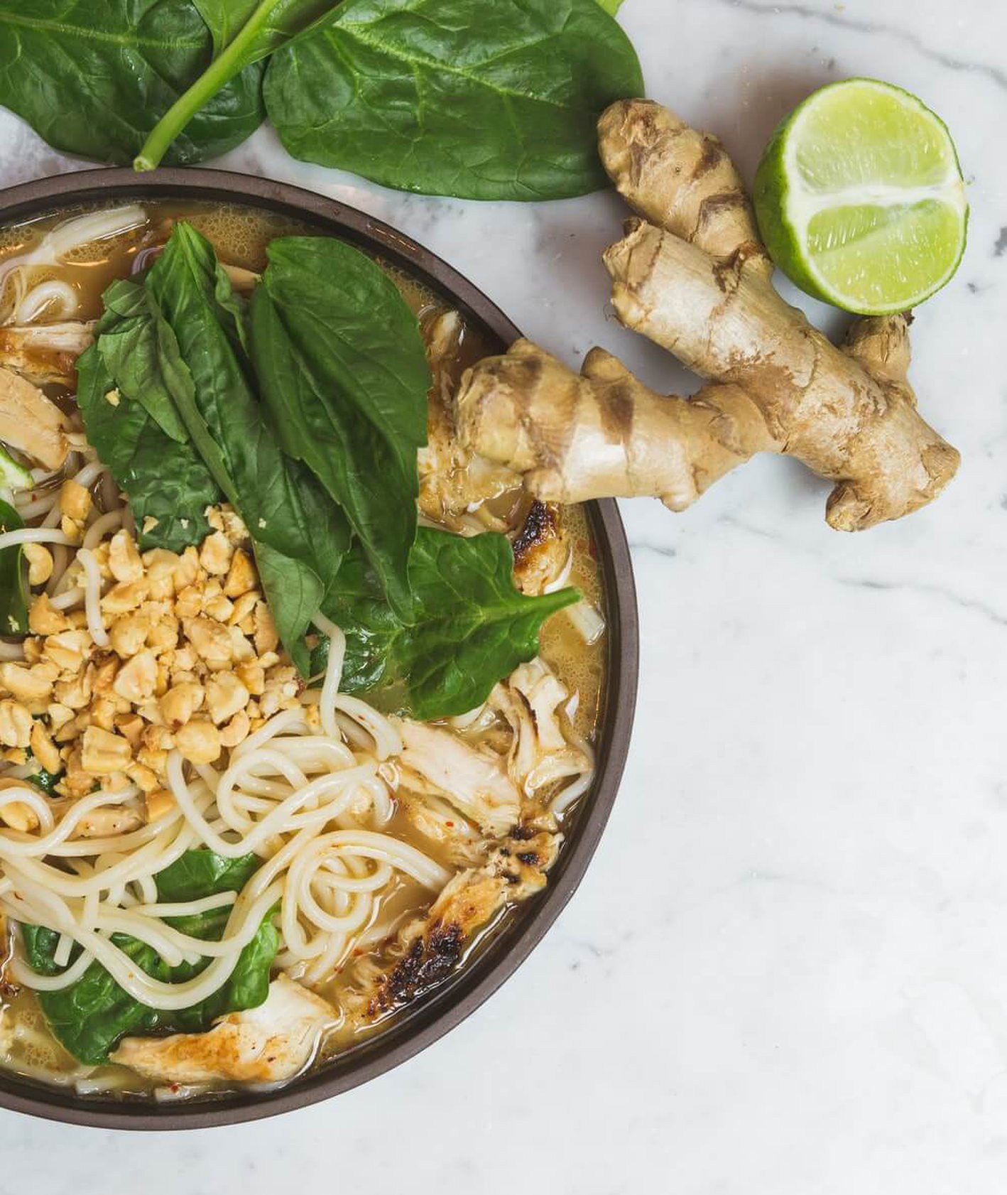 Kremowy ramen z imbirem i orzeszkami - przepis na jesienną zupę (fot. The Creative Exchange)