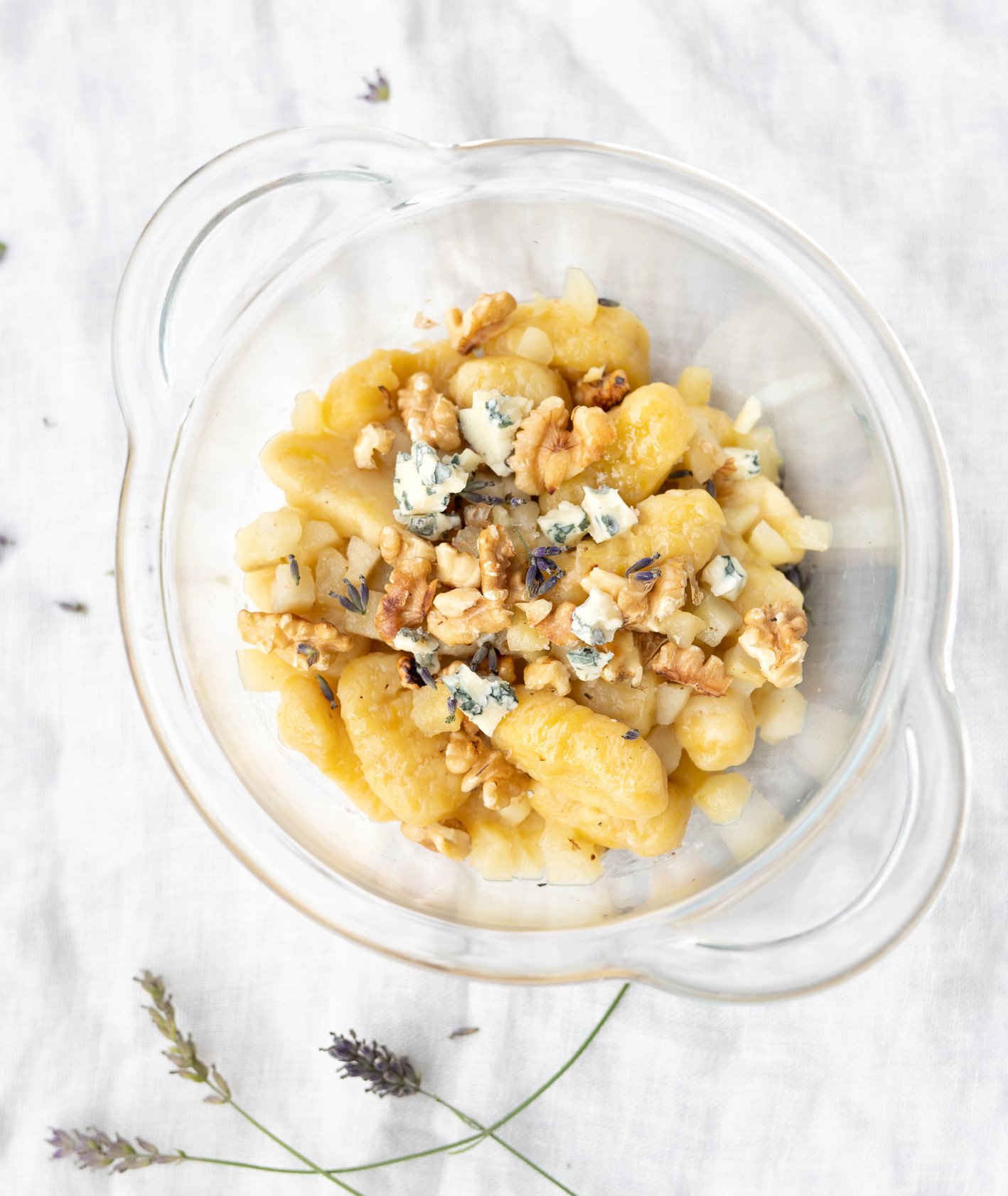 Dyniowe gnocchi z orzechami, karmelizowaną gruszką i kruszonym serem pleśniowym (fot. Martyna Cybuch)