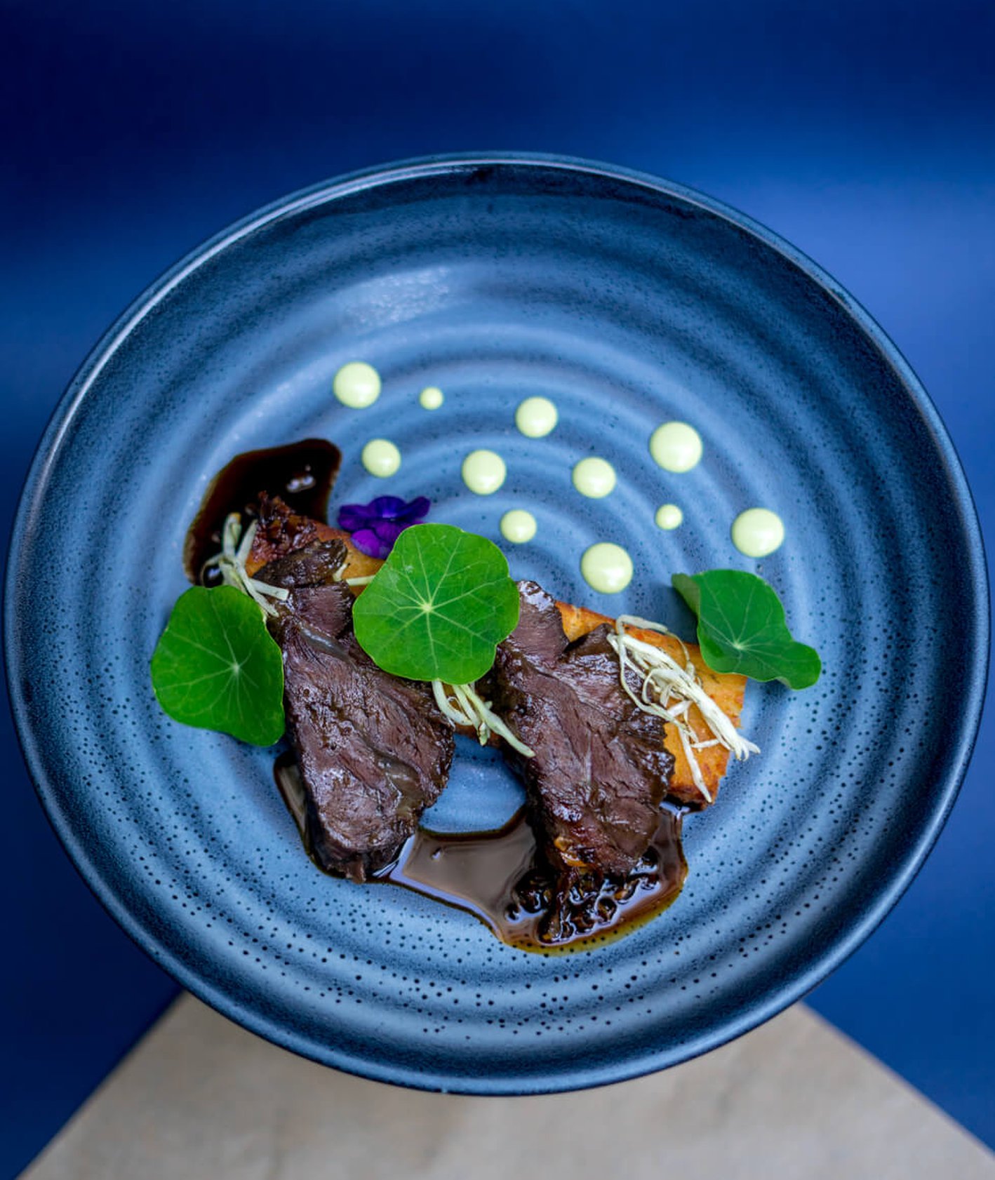 Zdjęcie z Restaurant week, Art sushi w Warszawie - polędwica na niebieskim talerzu (fot. materiały prasowe)