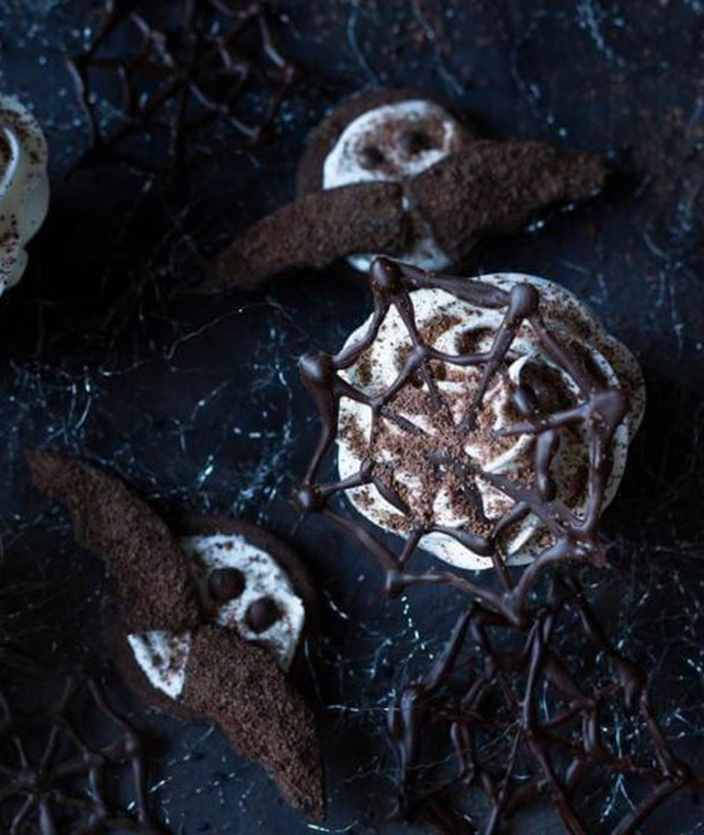 Przekąski na Halloween, mroczne muffiny z czekoladową pajęczyną, muffinezja.pl