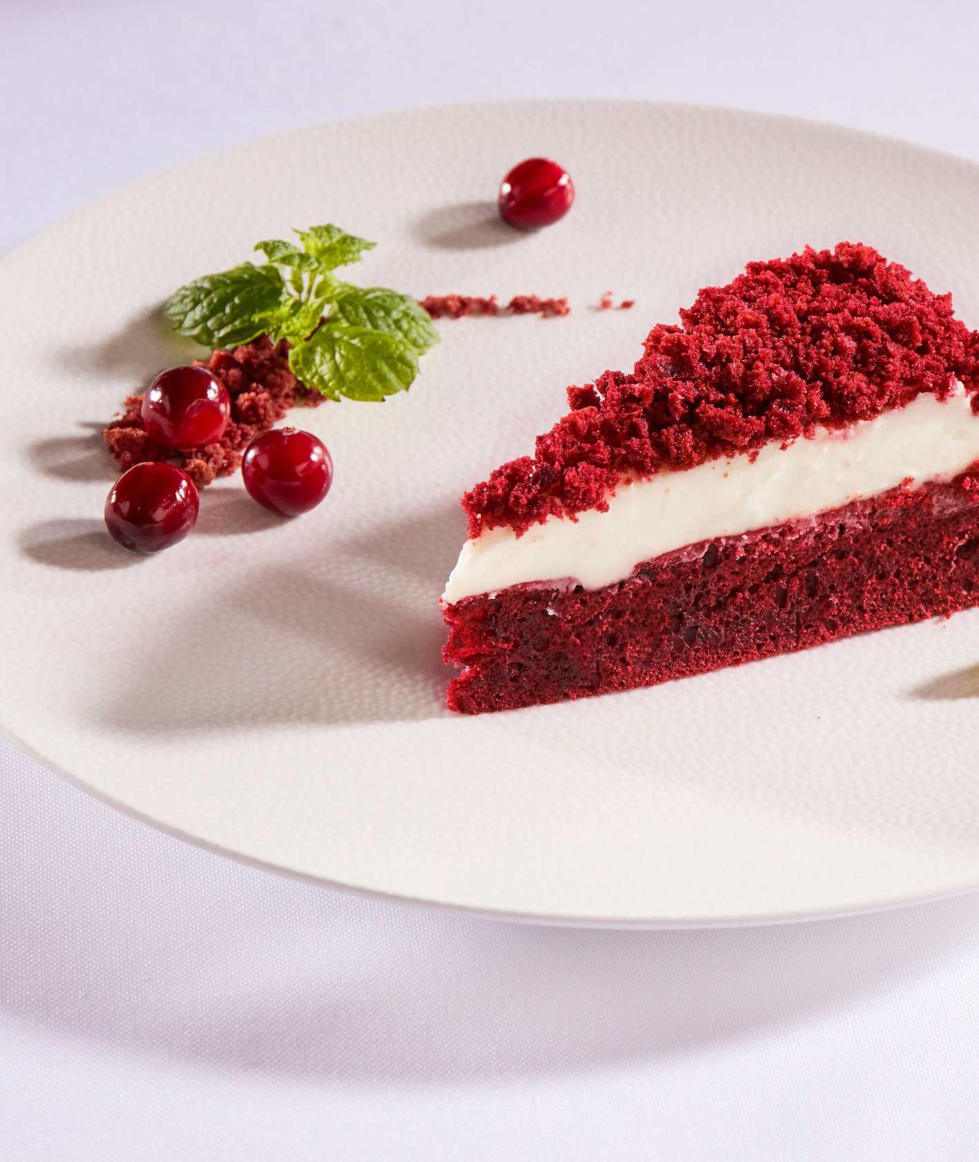 Ciasto Red Velvet z wiśniami i wiśniówką, deser, czerwone ciasto, makro