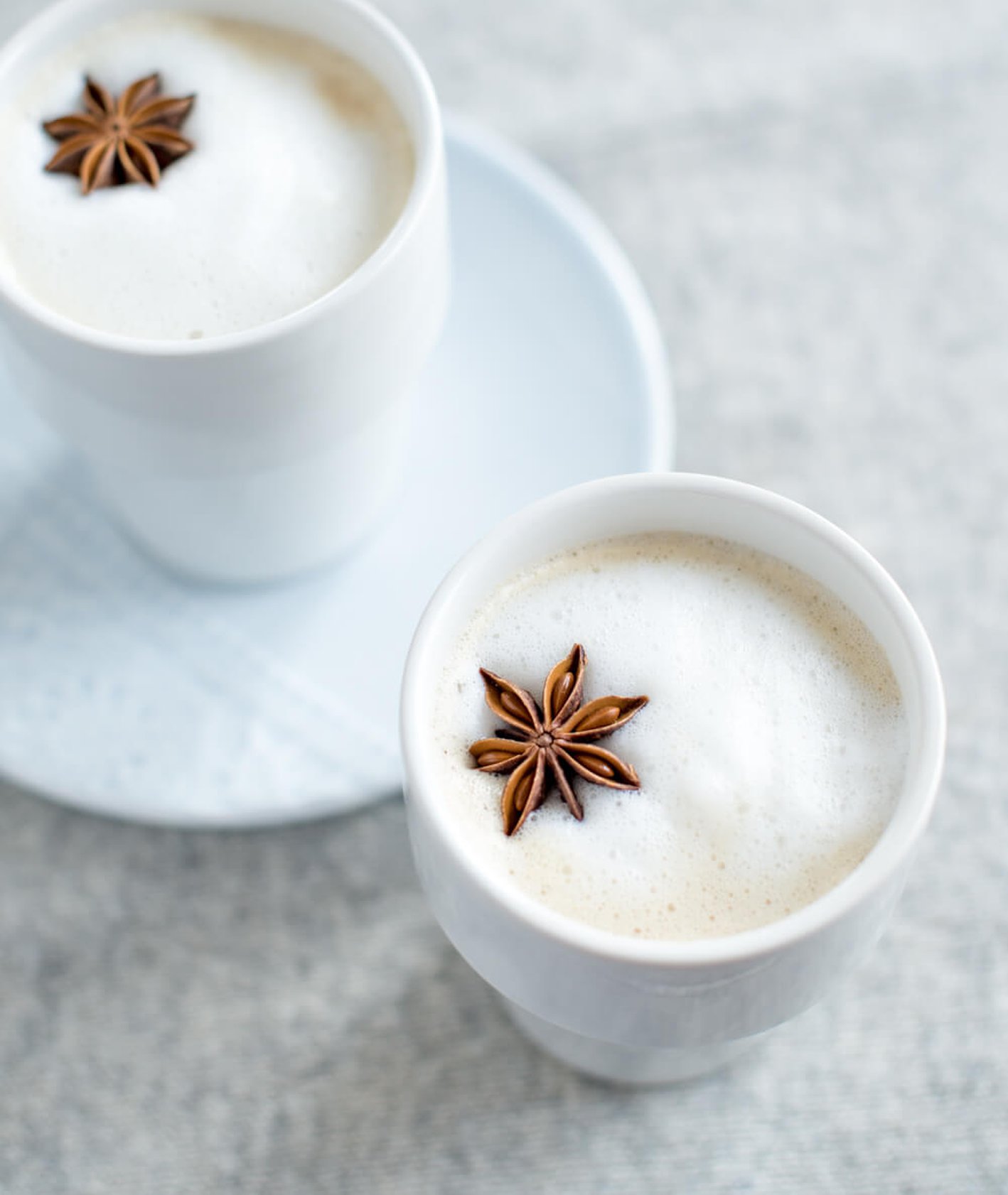 Chai latte z korzennymi przyprawami i spienionym mlekiem