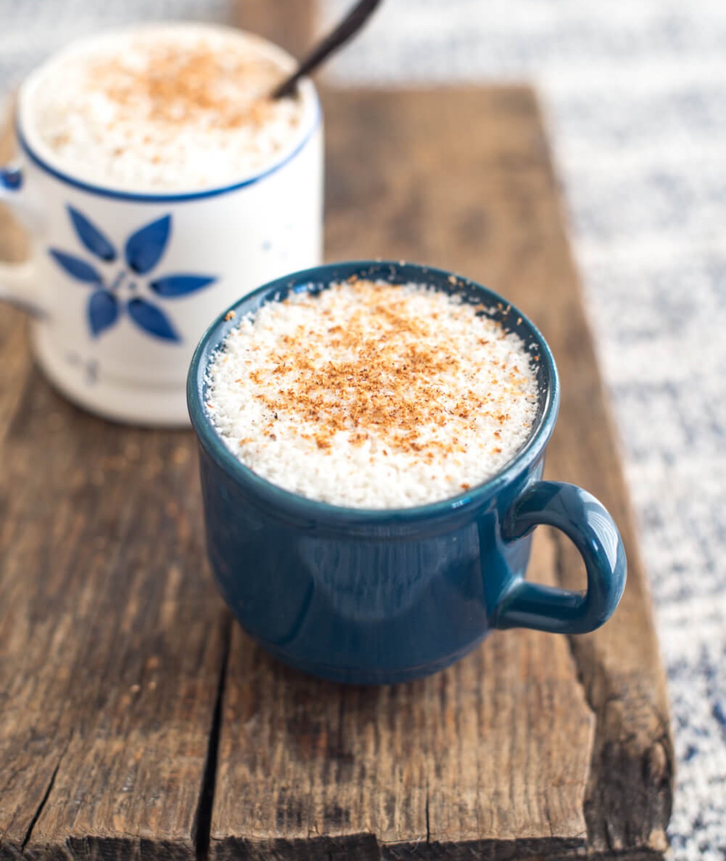Puszysty eggnog z rumem, gałką muszkatołową i laską wanilii
