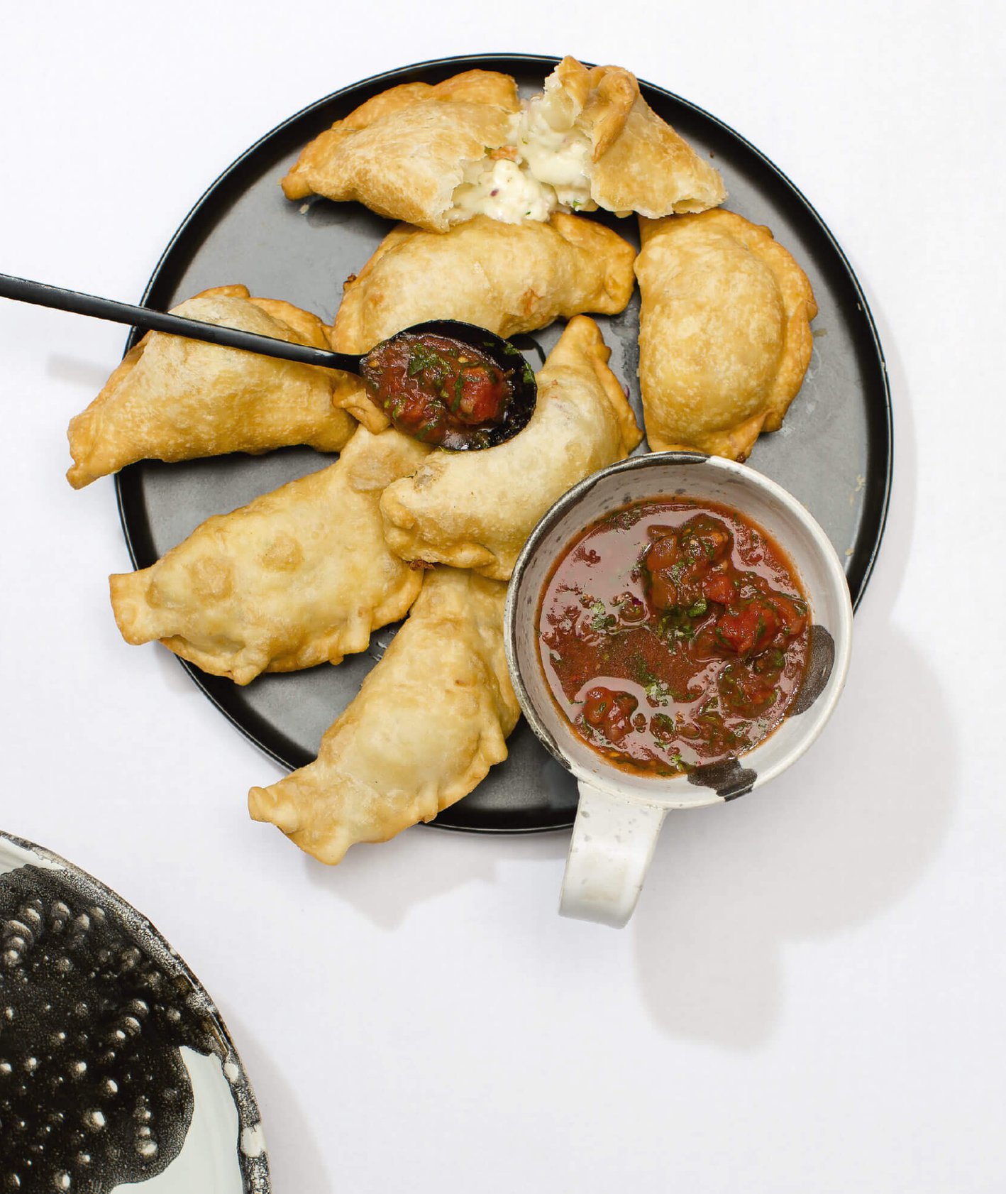 Talerz empanadas z krewetkami i mozzarellą, sos pebre, listki kolendry