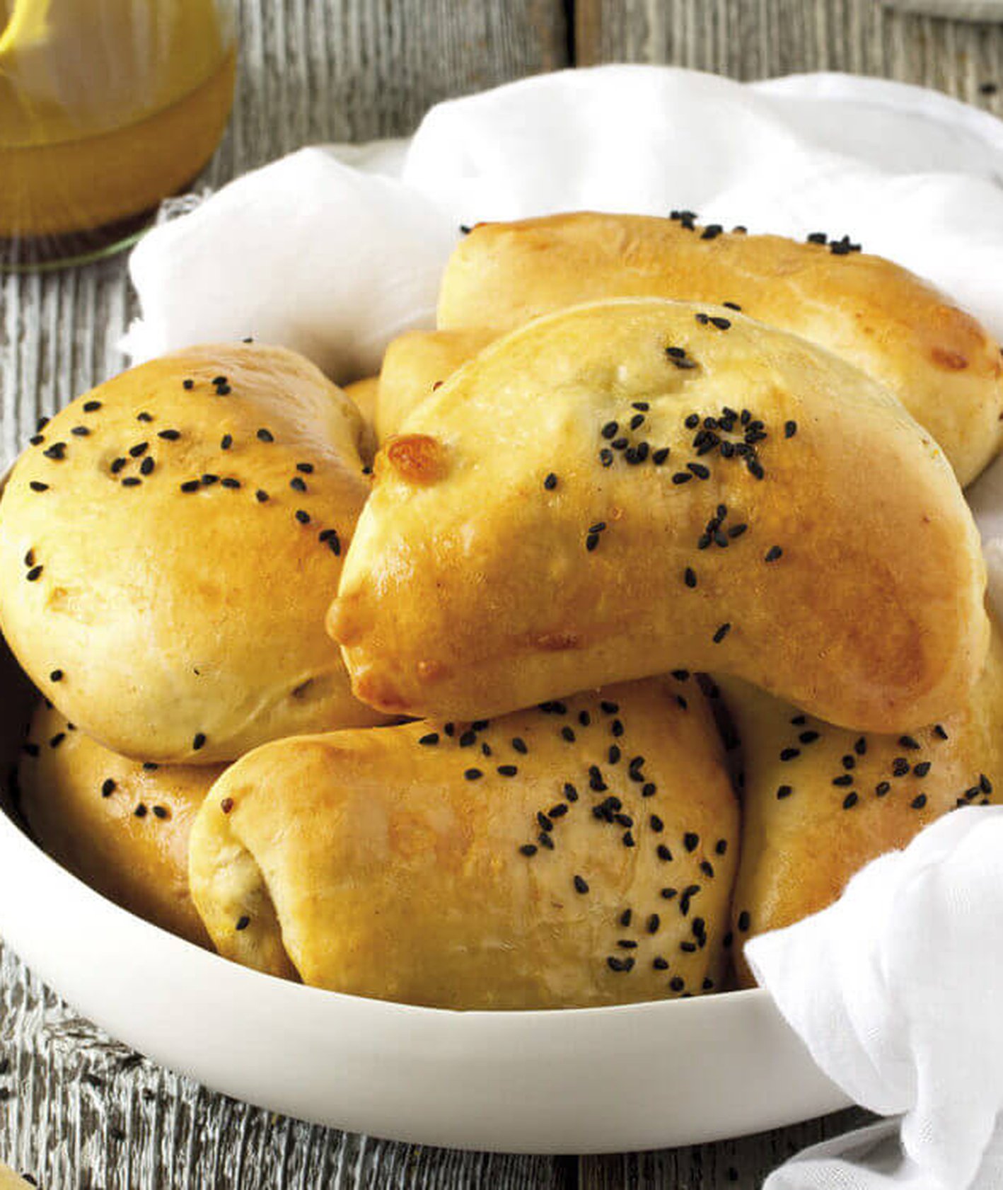 Mniej tradycyjne pierogi na święta – przepis na pieczone pierożki z porem, ziemniakami i serem