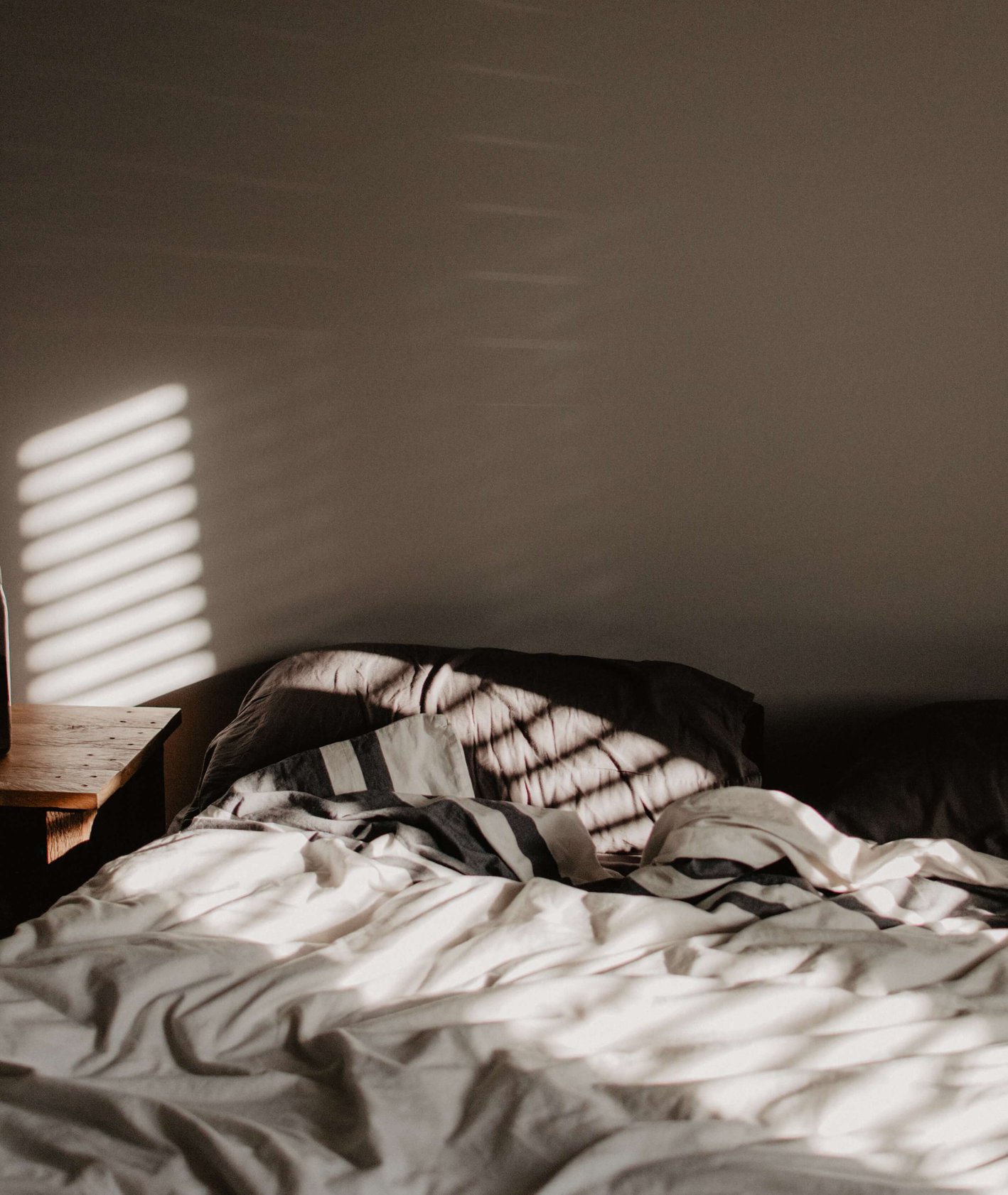 Puste łóżko (fot. Becca Schultz / unsplash.com)