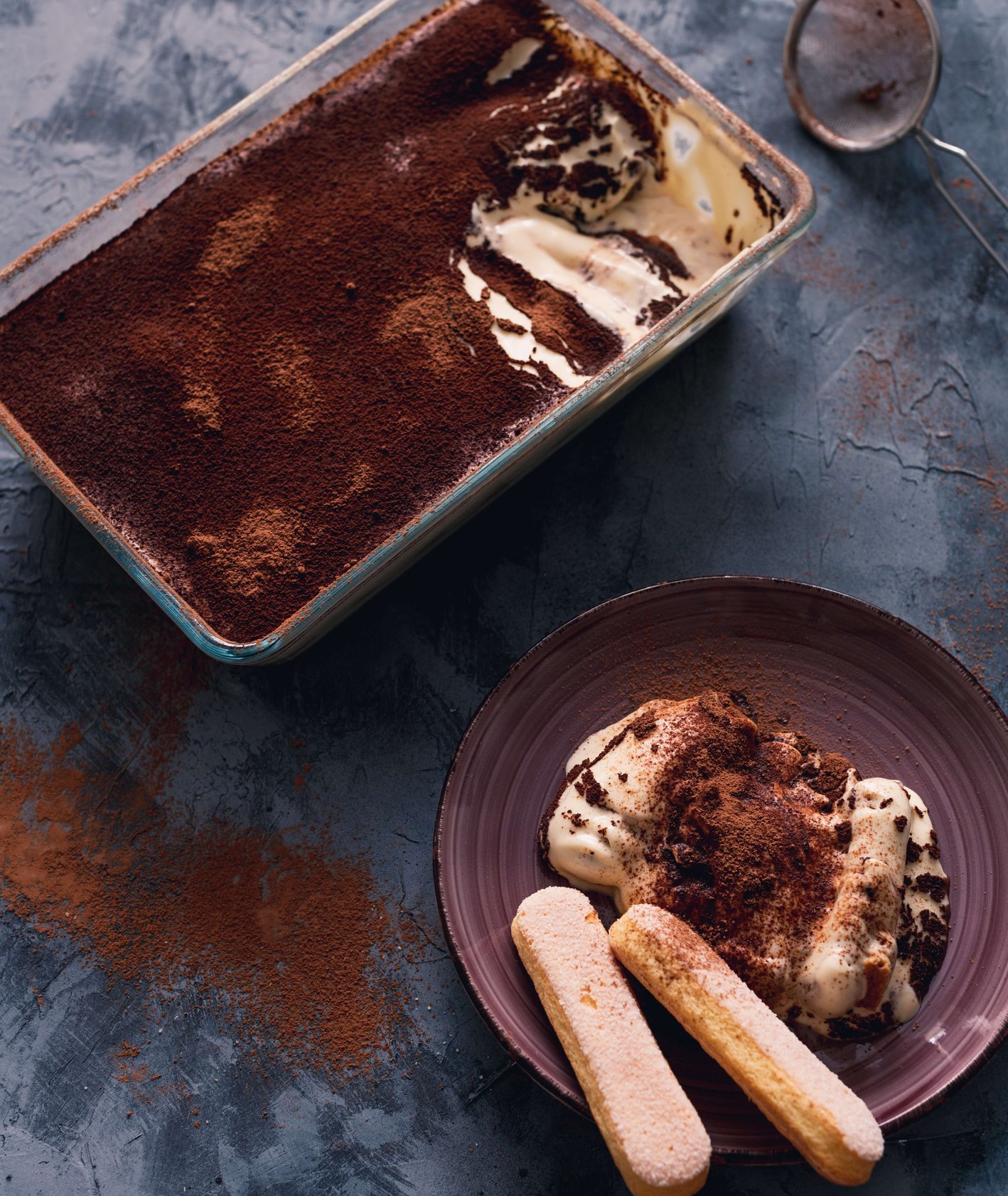 Prosty przepis na klasyczne włoskie tiramisu nasączone likierem i kawą (fot. Victoria Aleksandrova / unsplash.com)