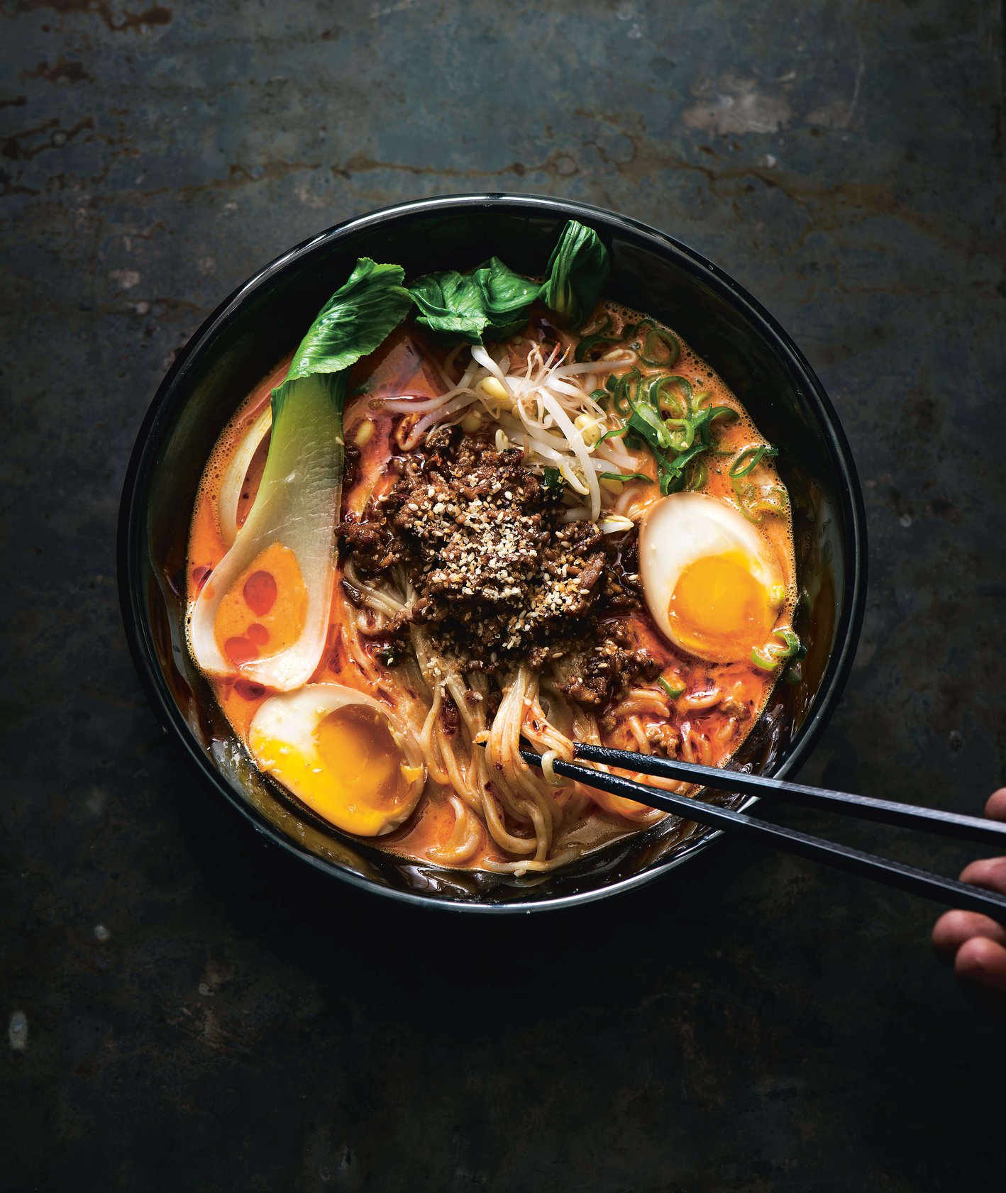 Tantanmen ramen z makaronem, kapustą pak choi, pastą sezamową i jajkiem (fot. materiały prasowe)